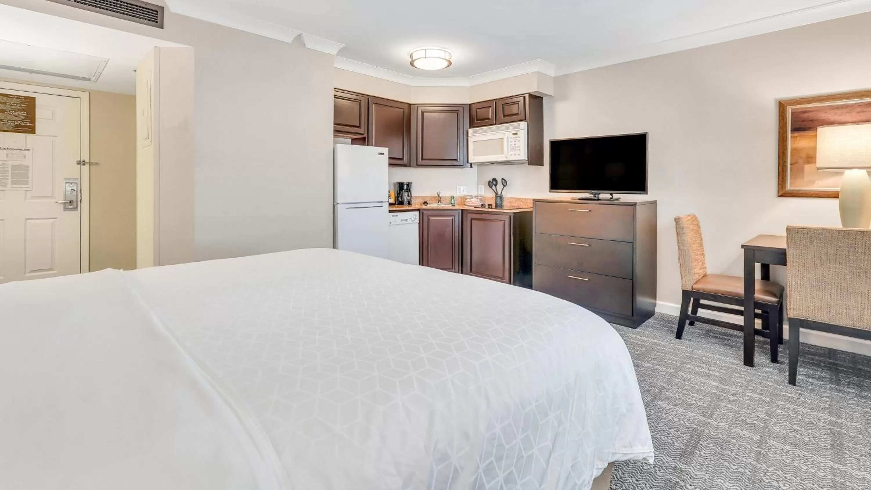 Photo of the whole room, Bed in Staybridge Suites Savannah Historic District by IHG