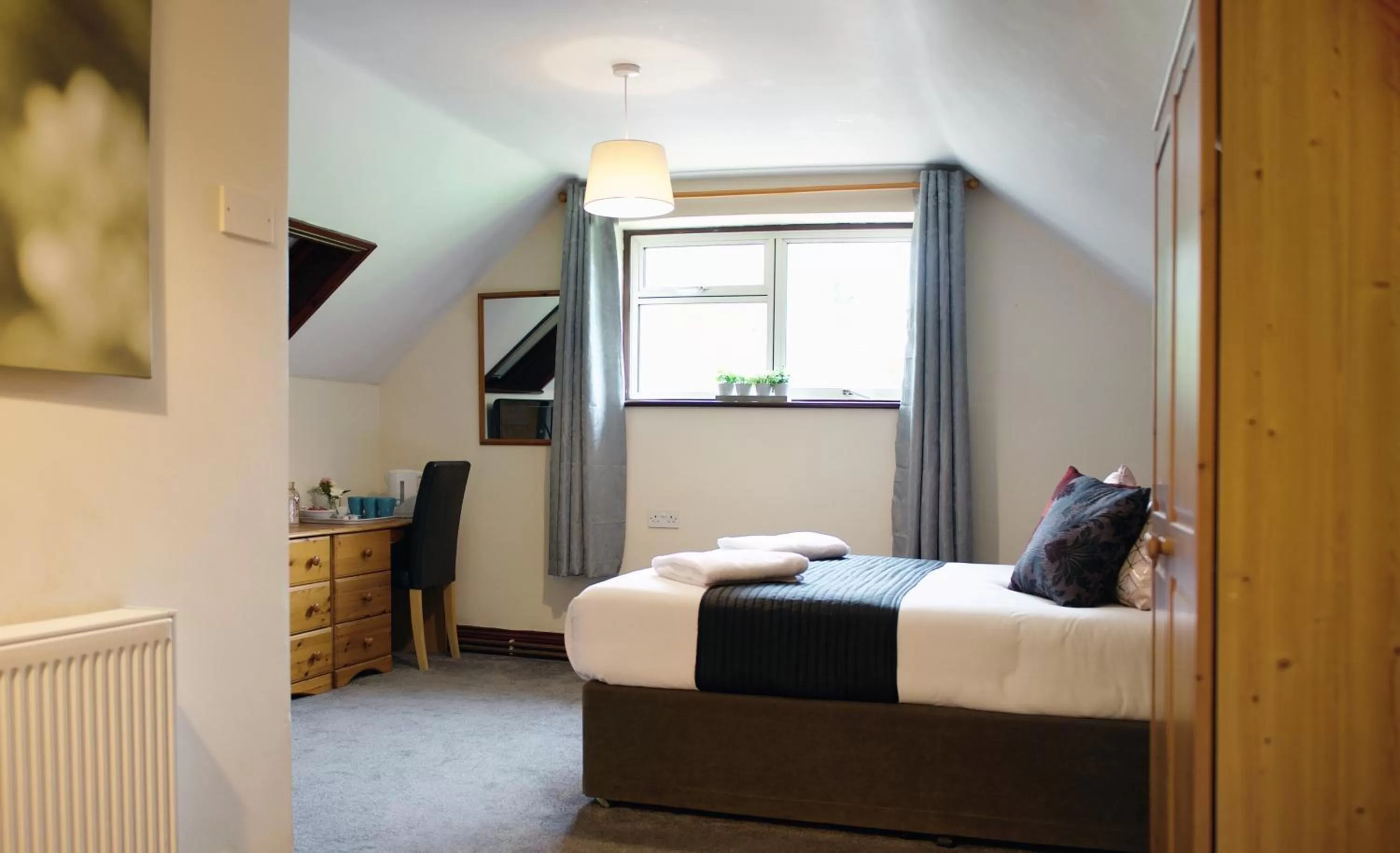 Bed in Little Foxes Hotel & Gatwick Airport Parking