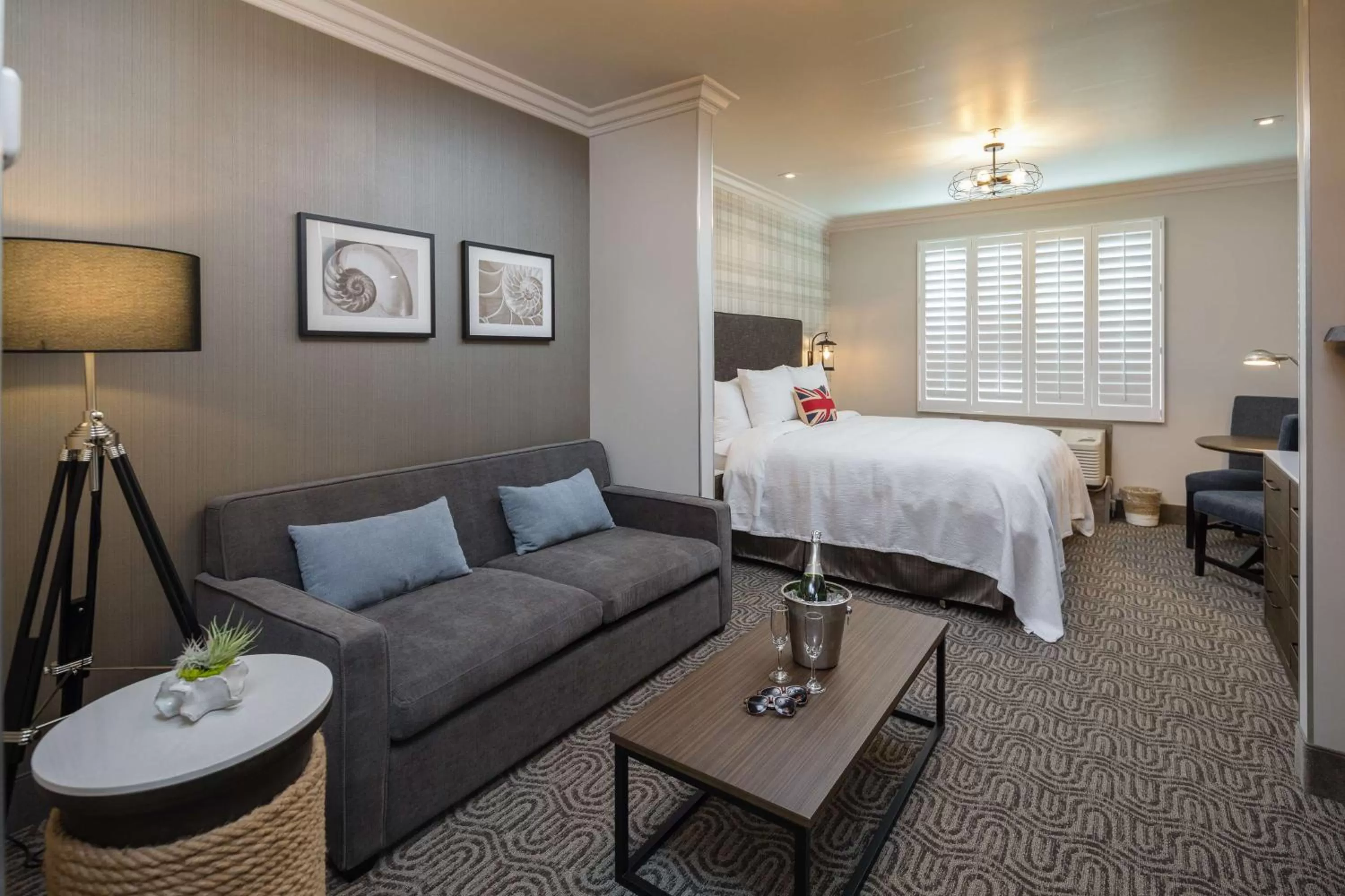 Living room, Bed in Aristocrat Hotel, BW Signature Collection