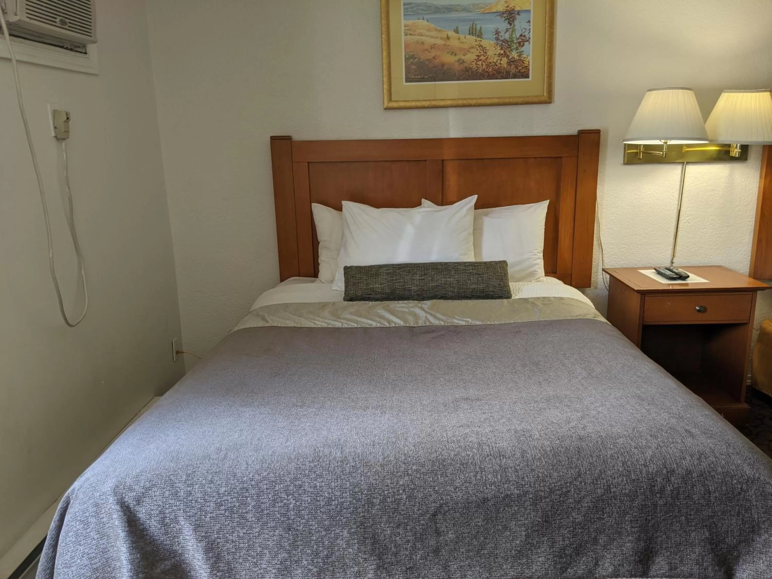 Bed in Howard Johnson by Wyndham Downtown Kamloops