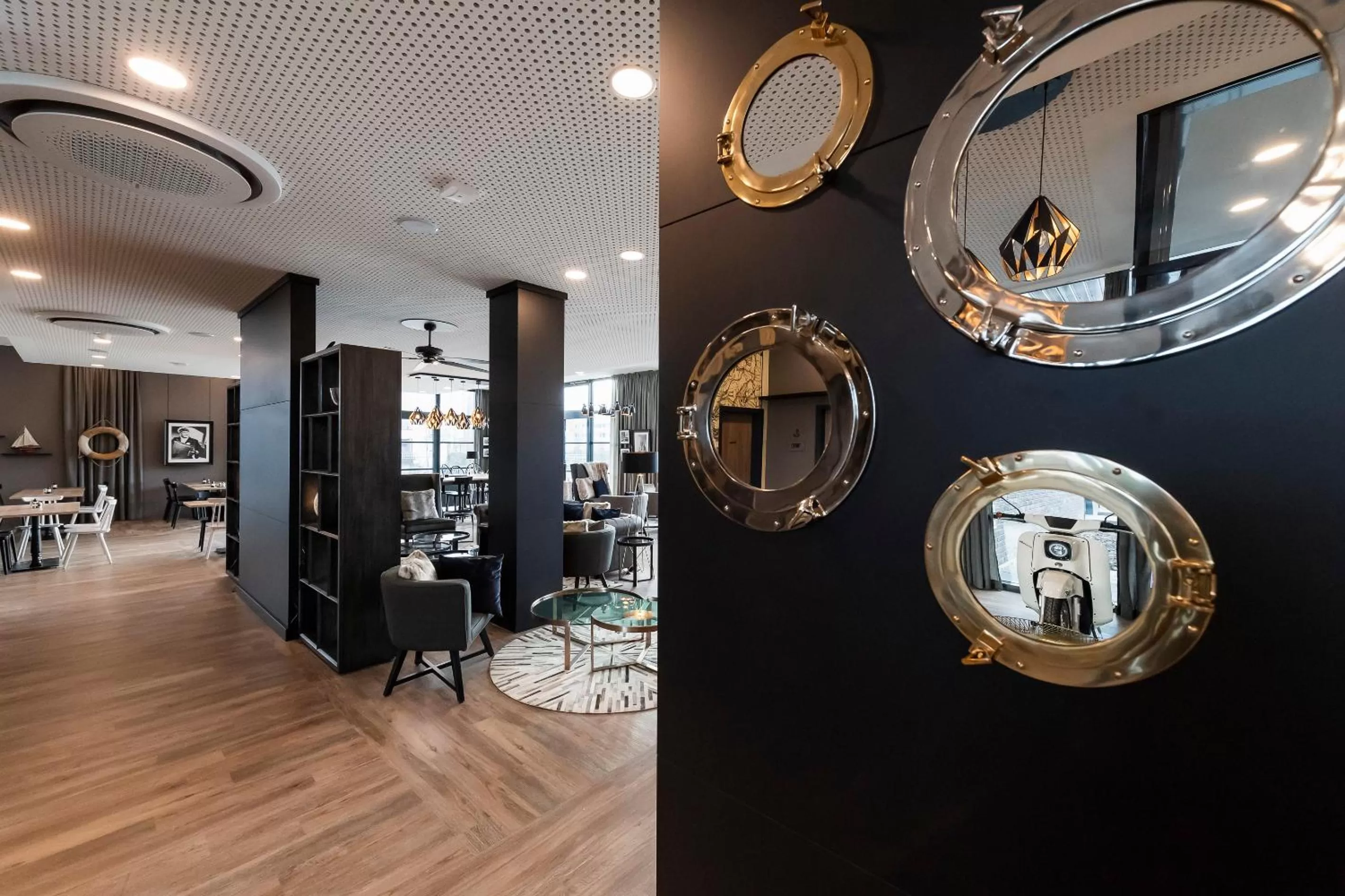 Lounge or bar in HARBR Hotel Heilbronn, a member of Radisson Individuals