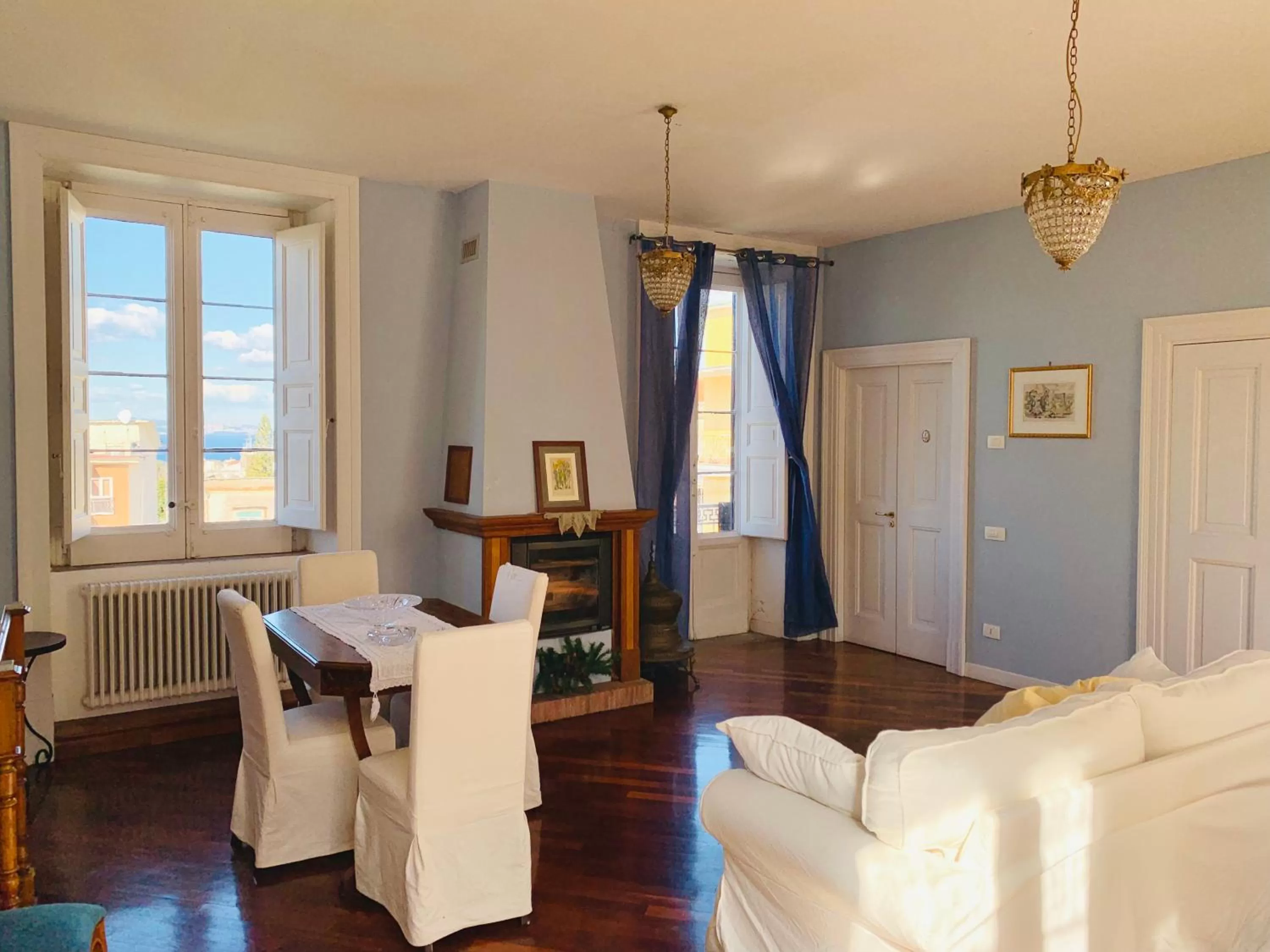 Communal lounge/ TV room in The Secret Garden Relais