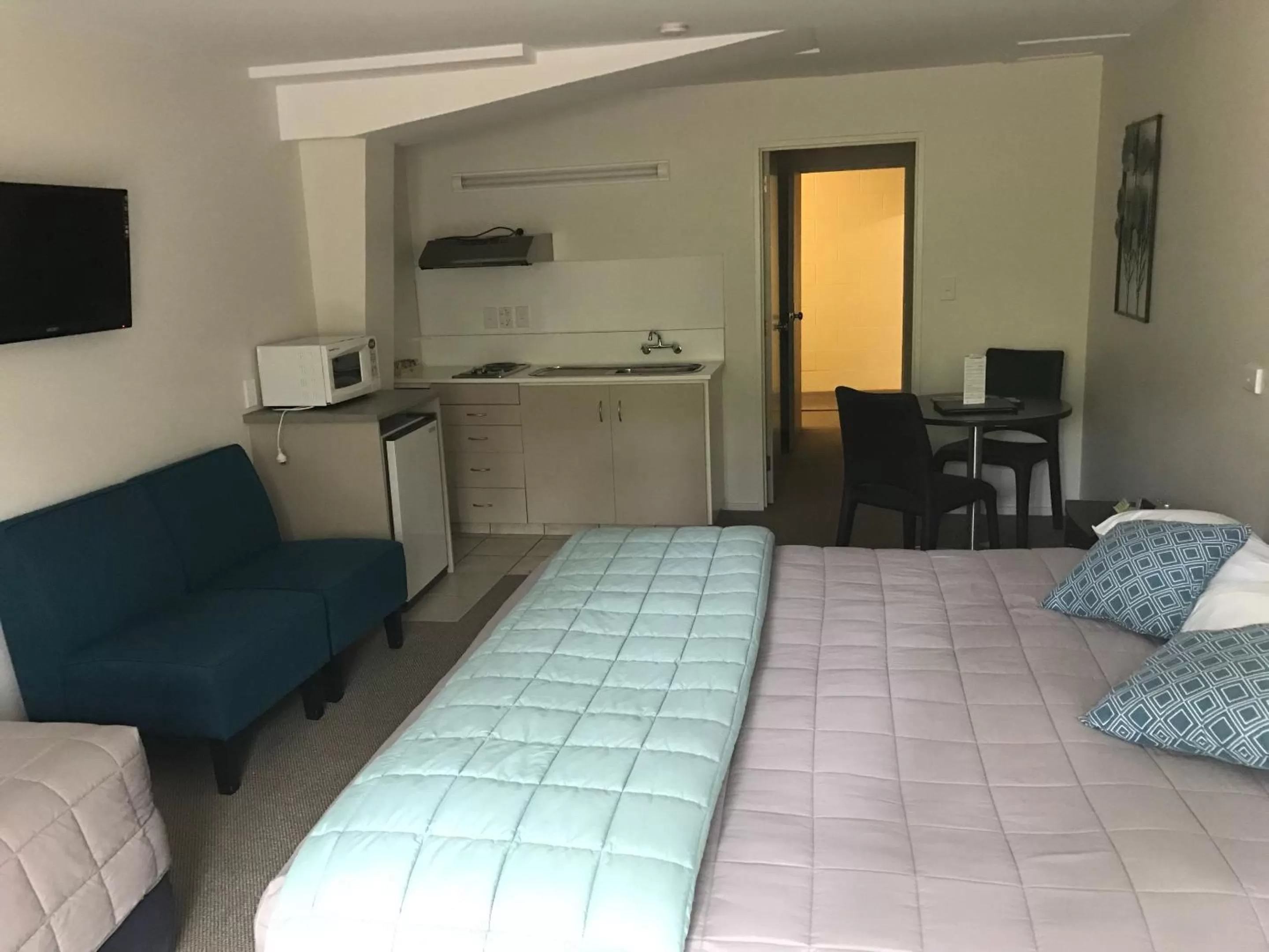 Photo of the whole room, Bed in Earnslaw Lodge