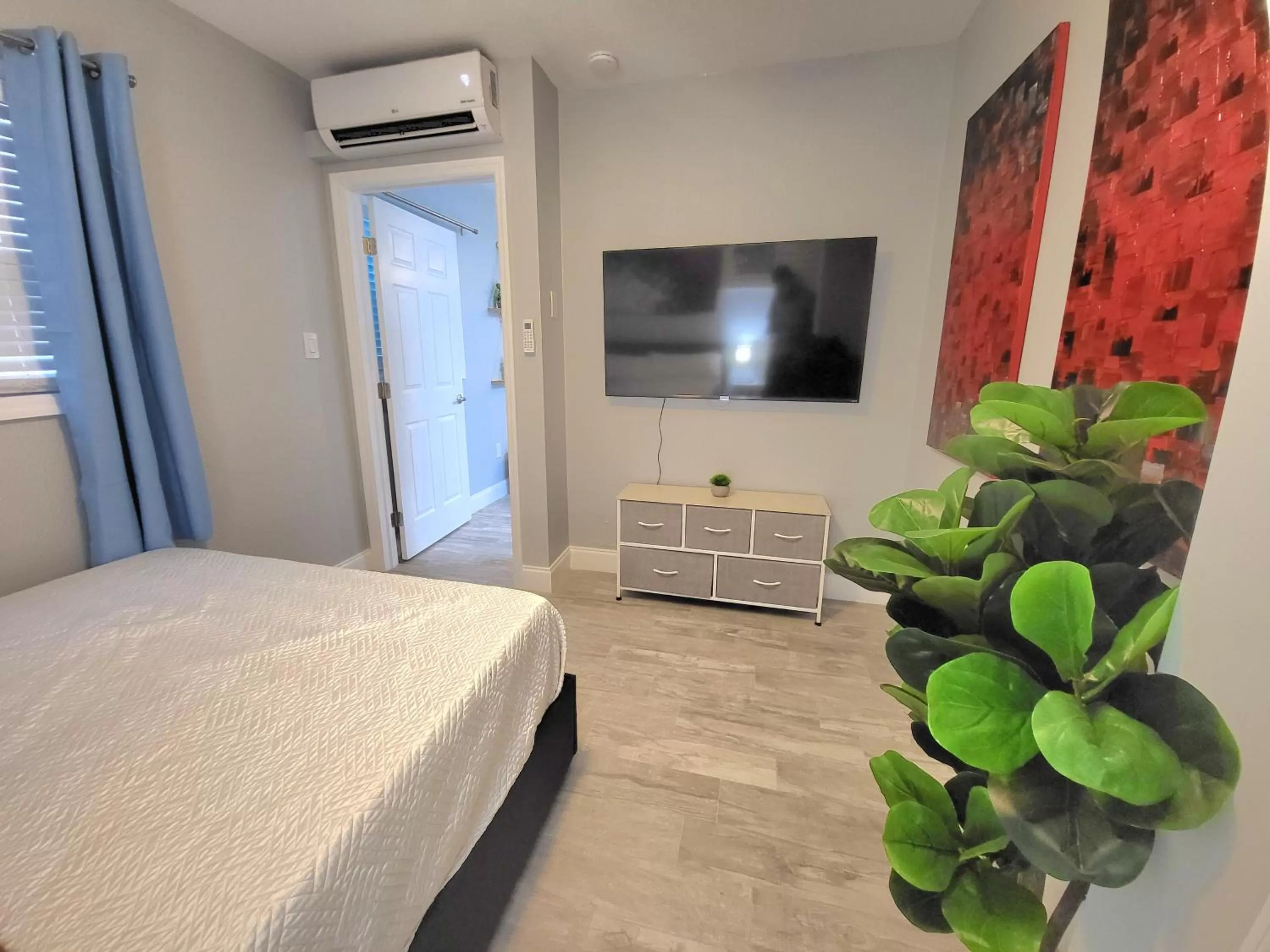 Bedroom, Bed in Barefoot mailman motel