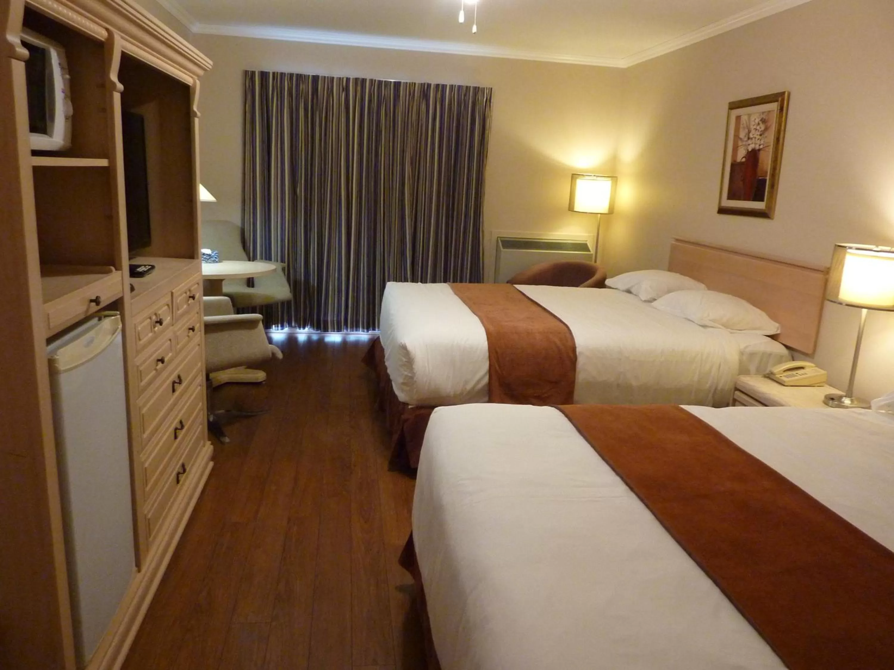 Photo of the whole room, Bed in Motel Becancour