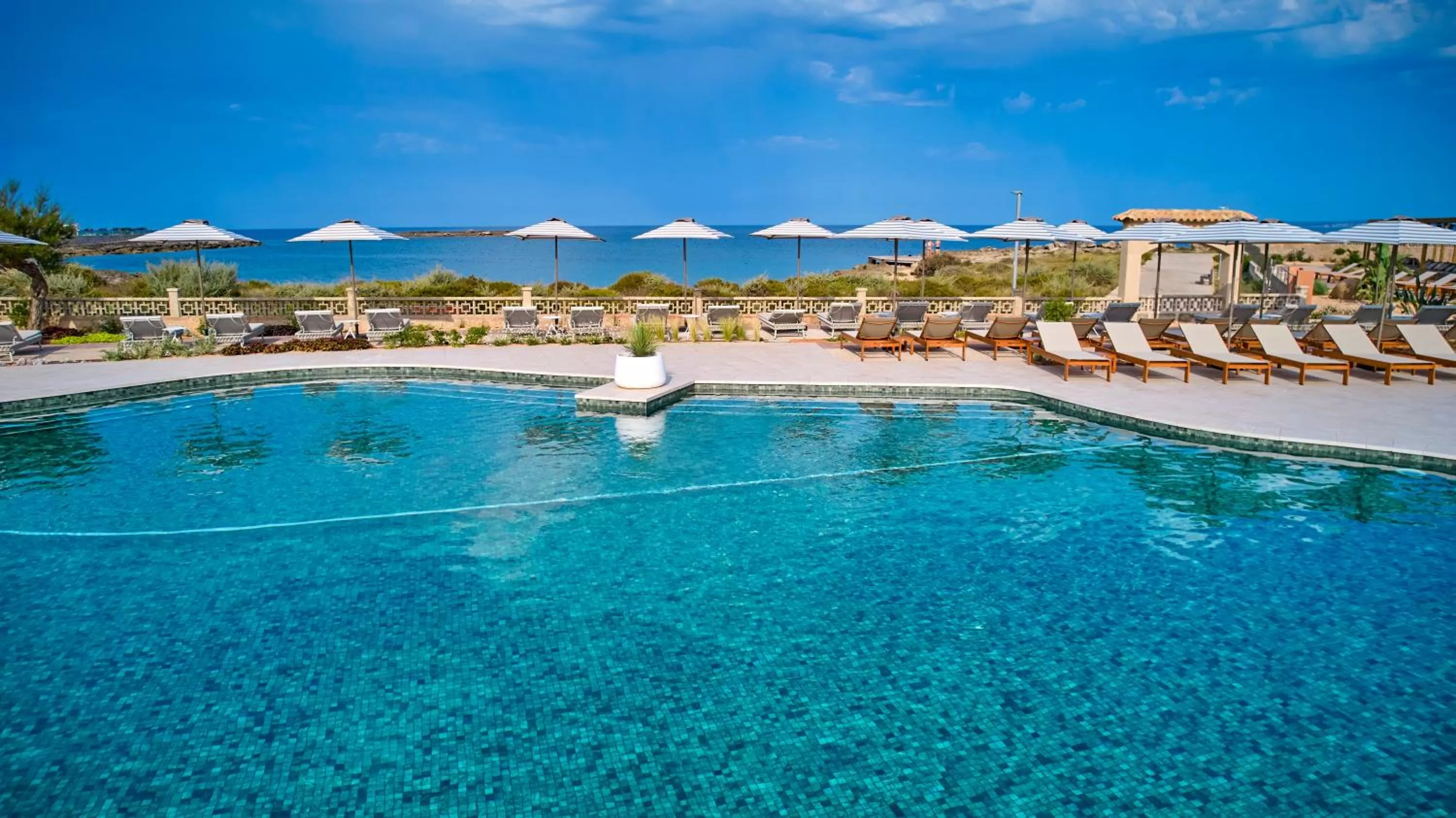 Swimming pool in Universal Grand León & Spa