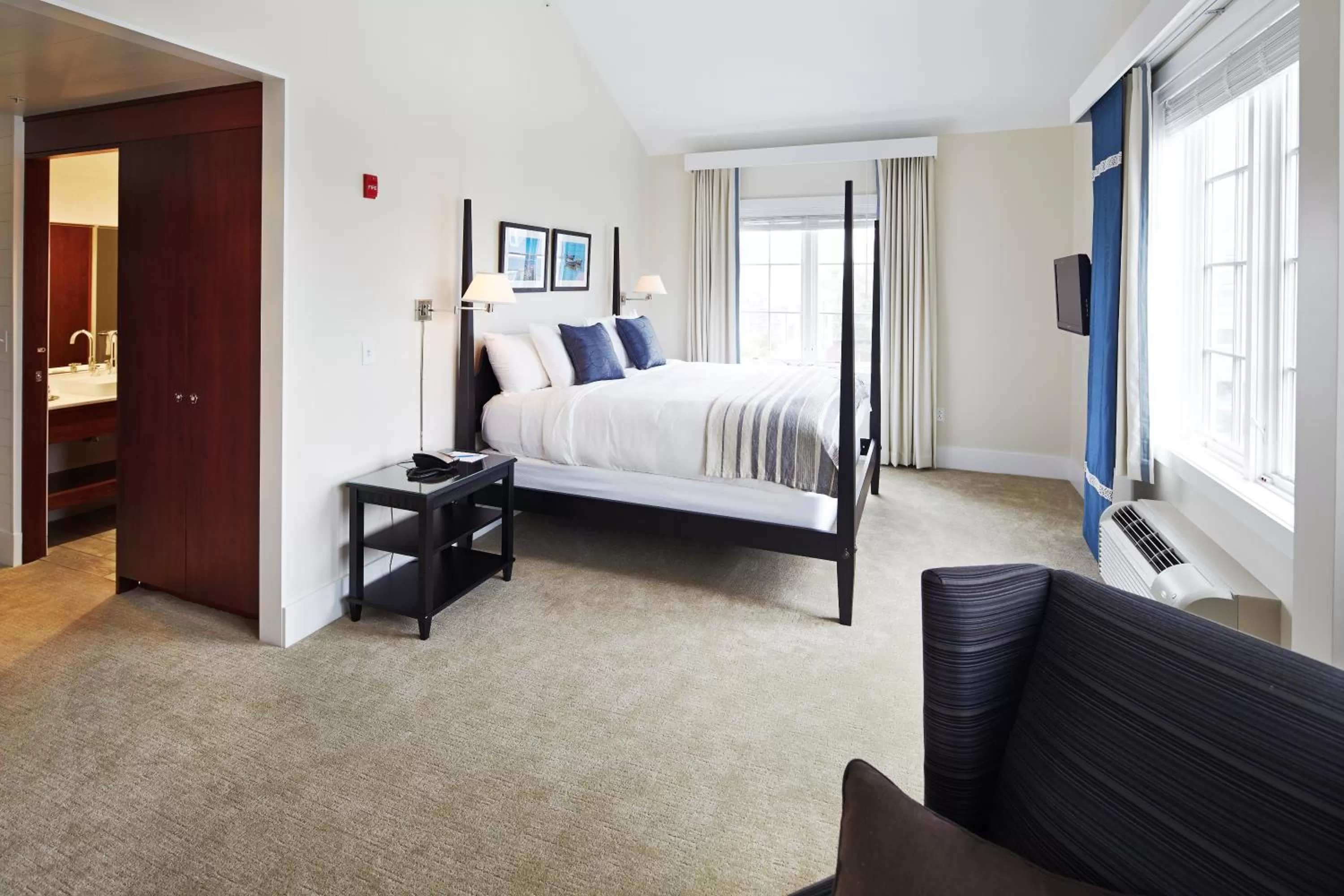 Bathroom, Bed in The Boathouse