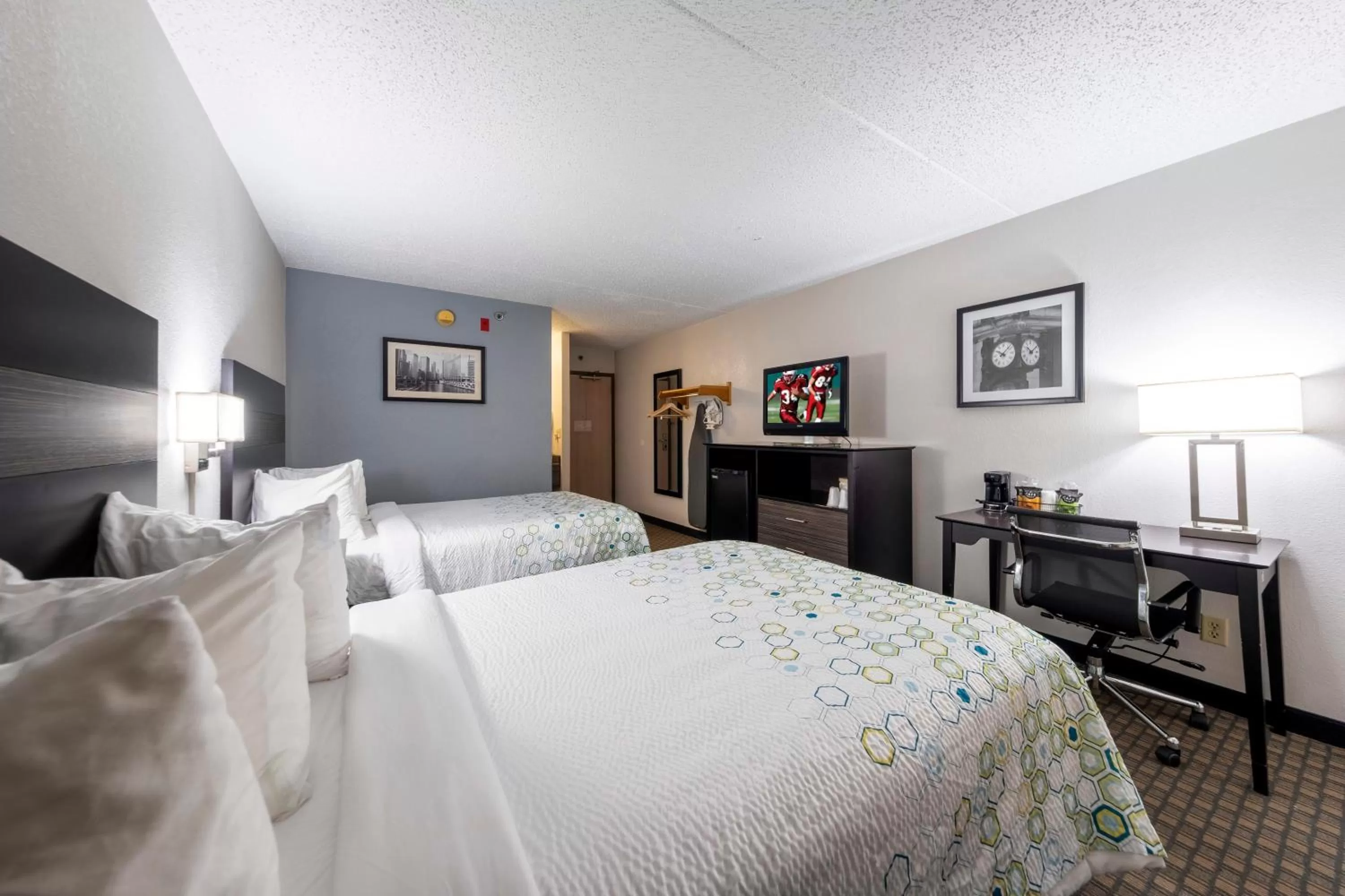 Photo of the whole room, Bed in HomeTown Inn by Red Roof East Syracuse