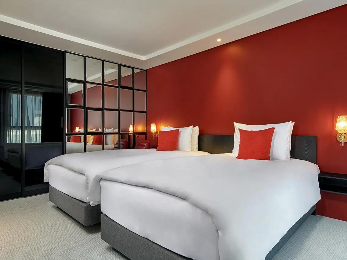 Bedroom, Bed in Hotel Alice and Trunk