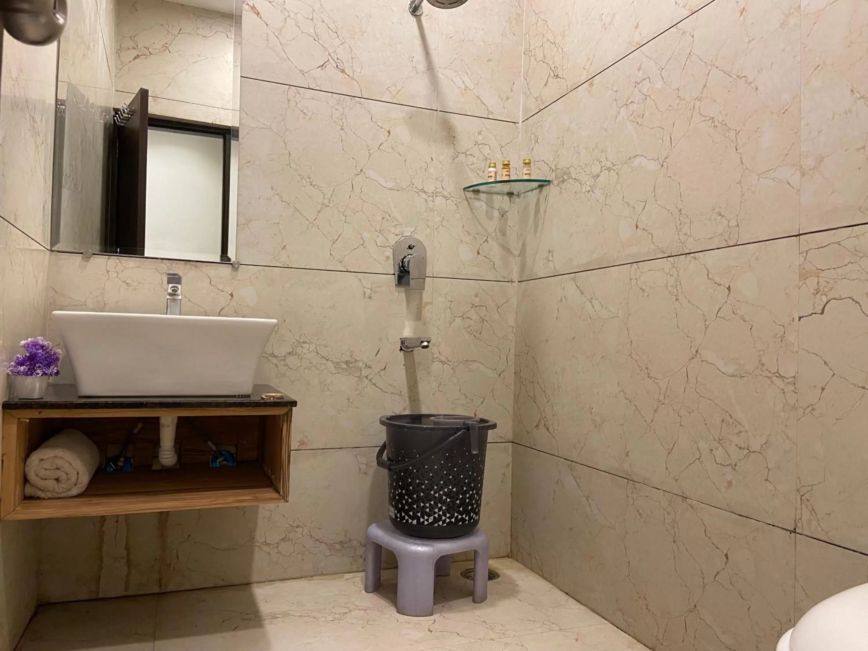 Bathroom in Hotel Exotic - 5 min walk from Golden Temple