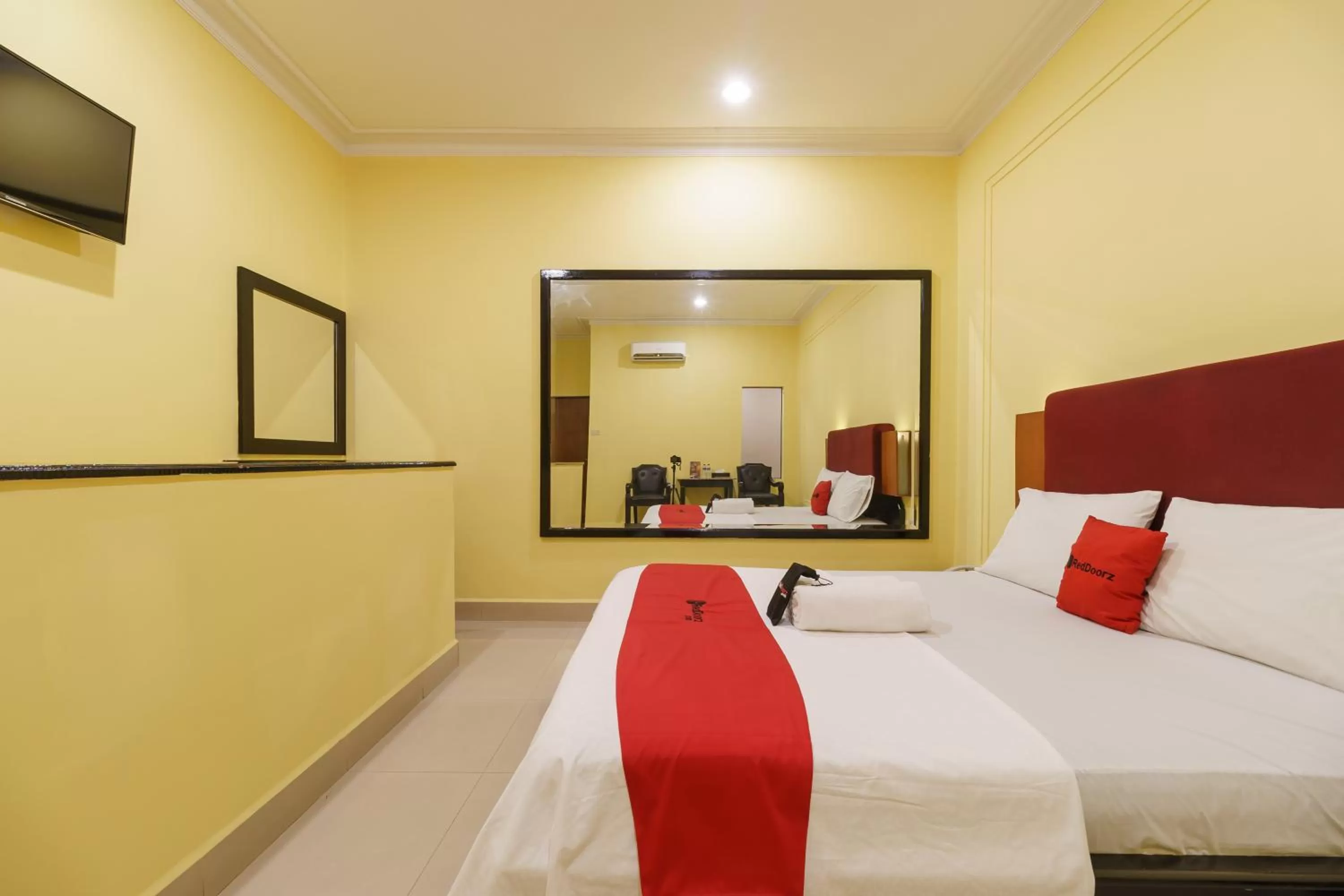 Photo of the whole room, Bed in RedDoorz Plus near Ancol