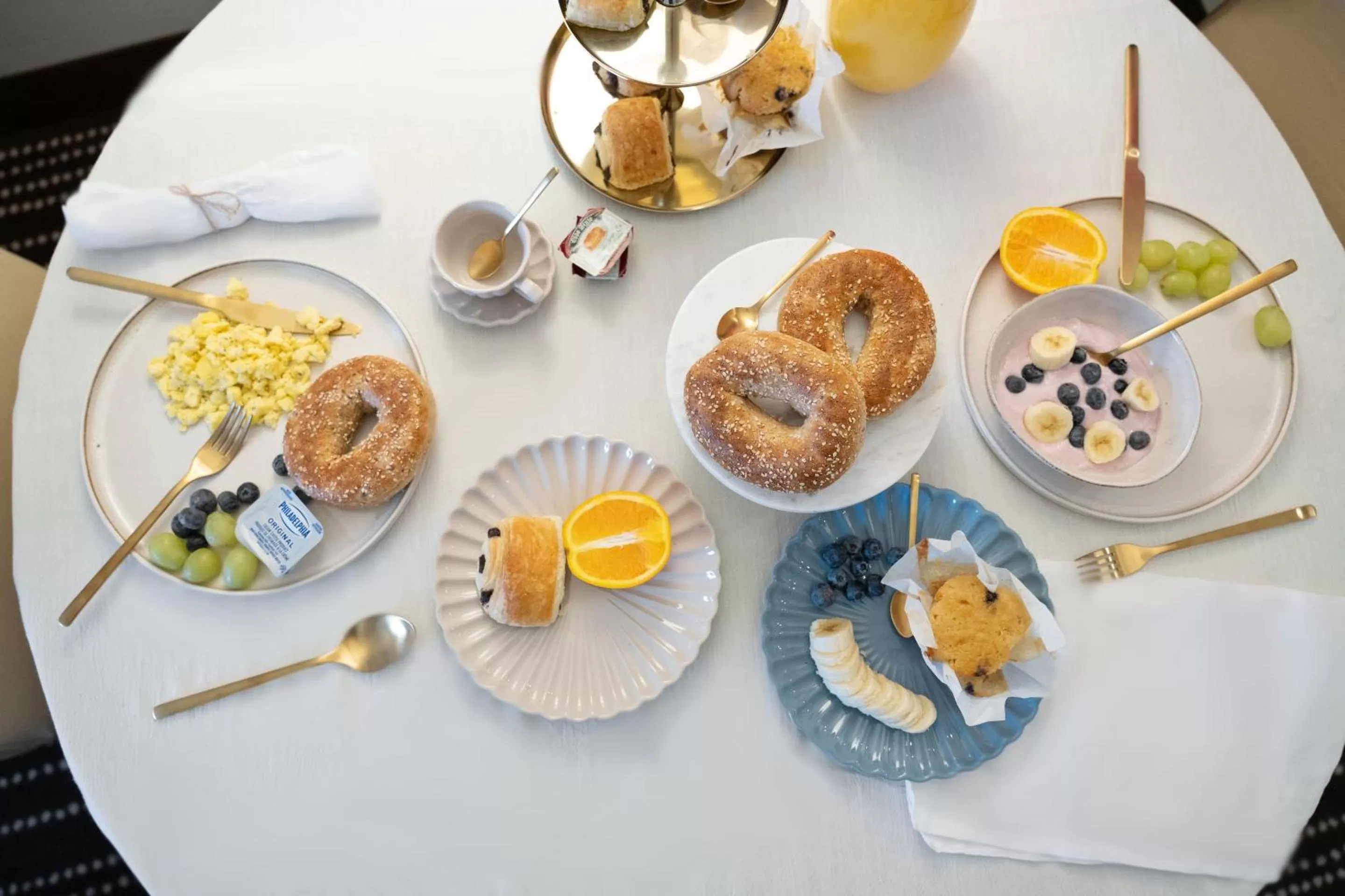 Breakfast in Hôtel 2170 Lincoln Downtown Montreal