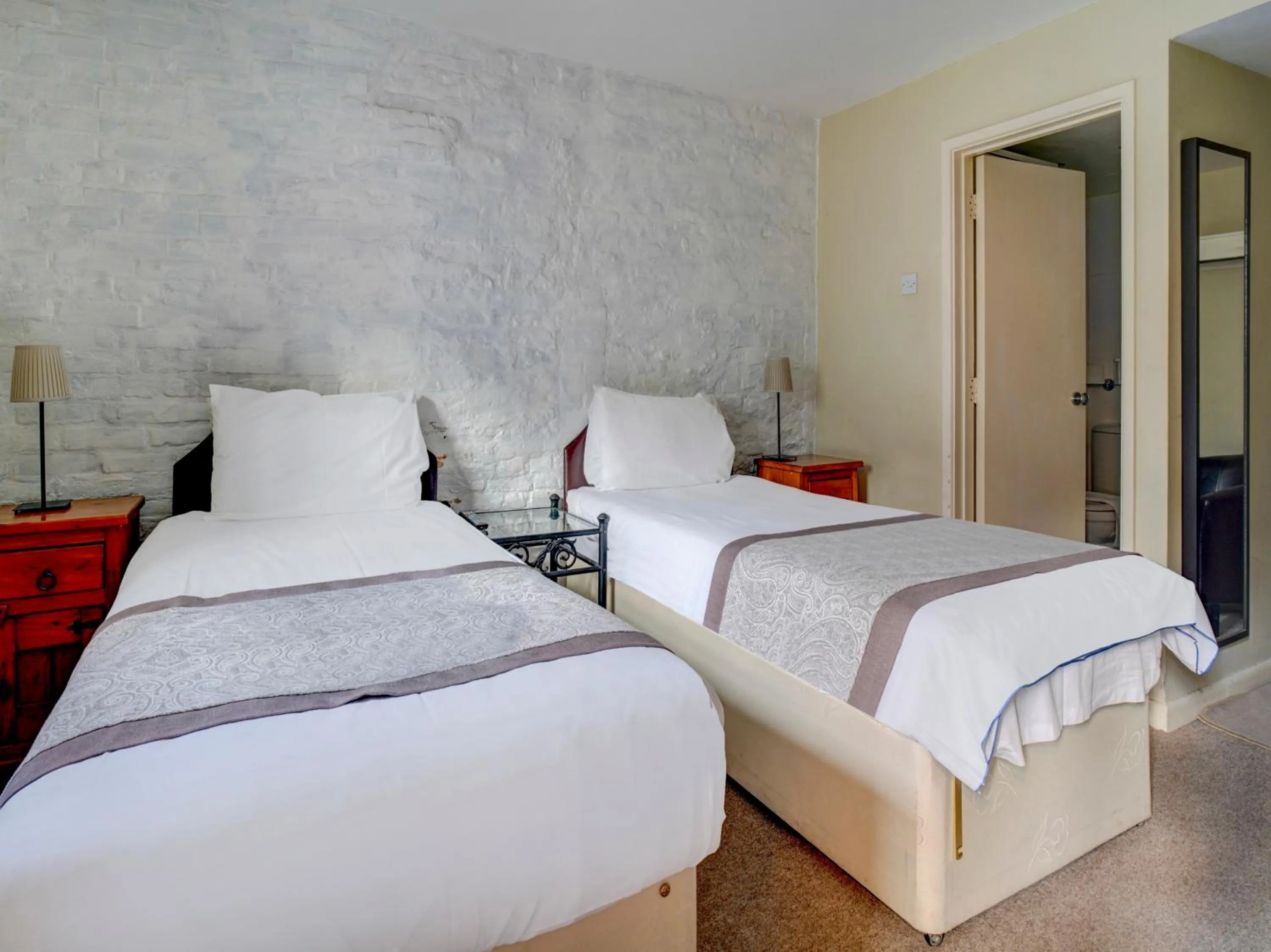 Bedroom, Bed in George & Dragon Inn