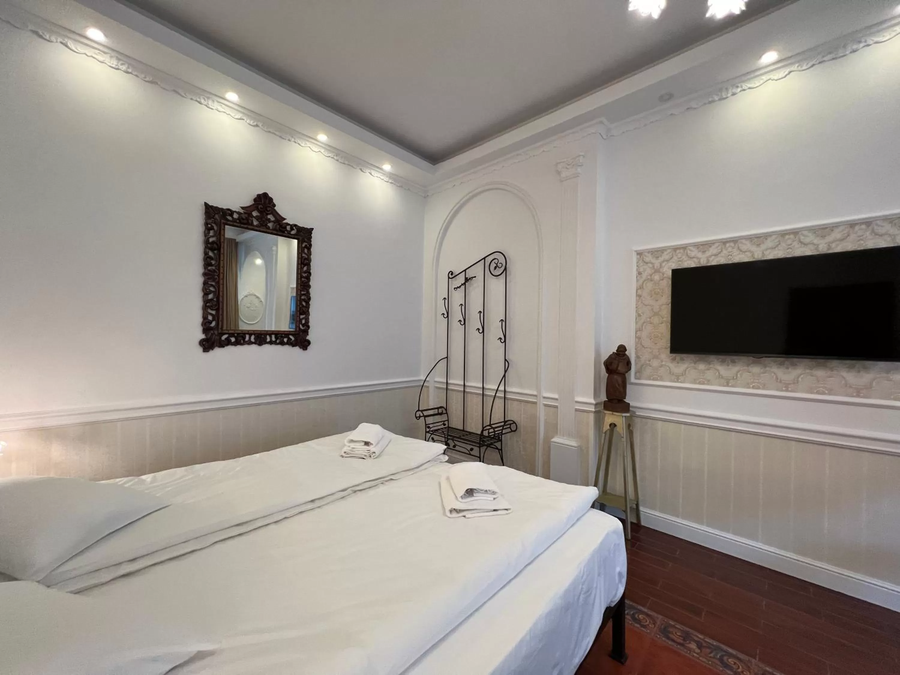 Bed in Hotel Boutique Cathedral Plaza Residences room for rent downtown