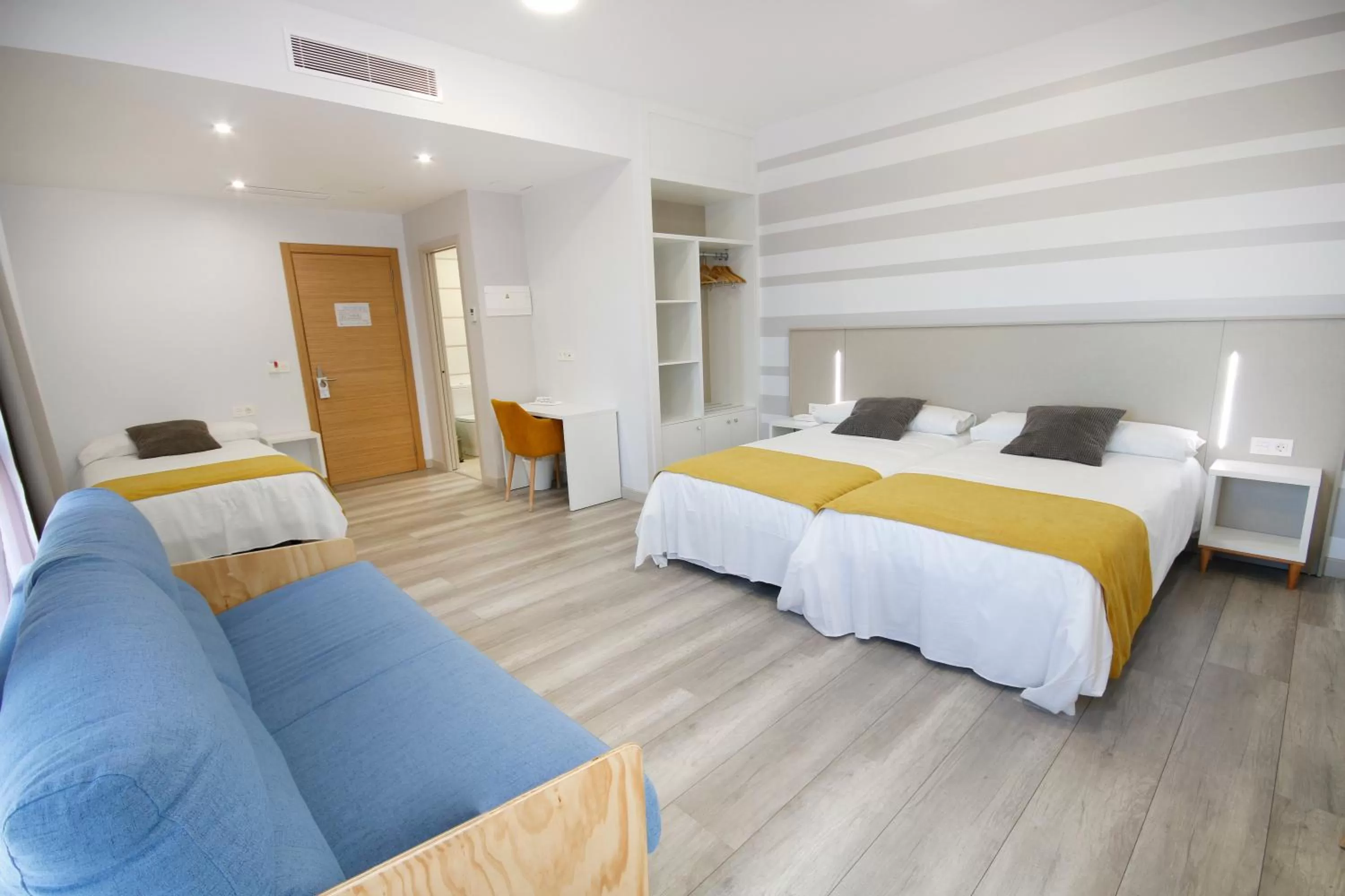 Bedroom, Bed in Hotel Leo