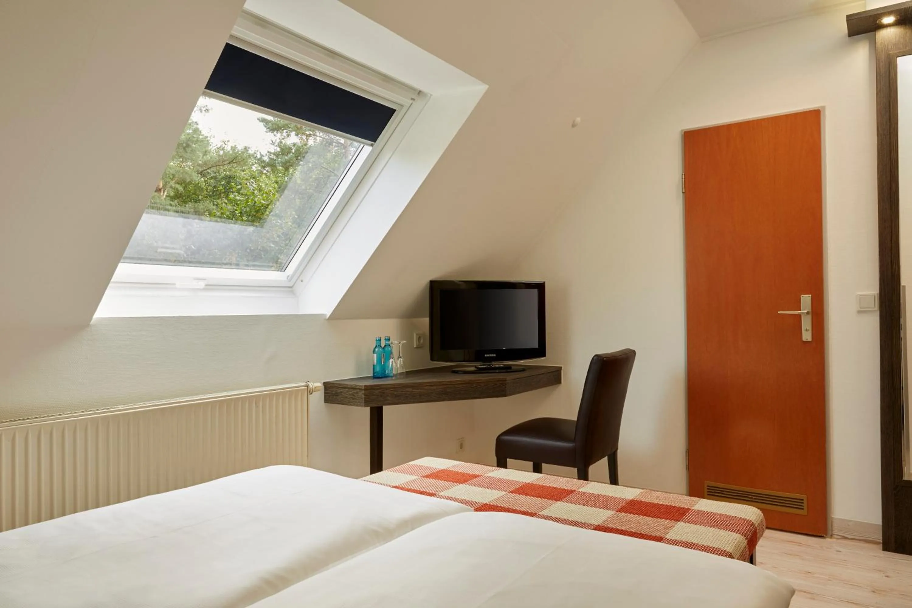 Photo of the whole room, Bed in H+ Hotel Nürnberg