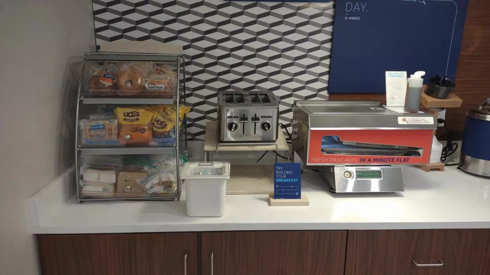 Breakfast in Holiday Inn Express & Suites Chicago West - St Charles by IHG