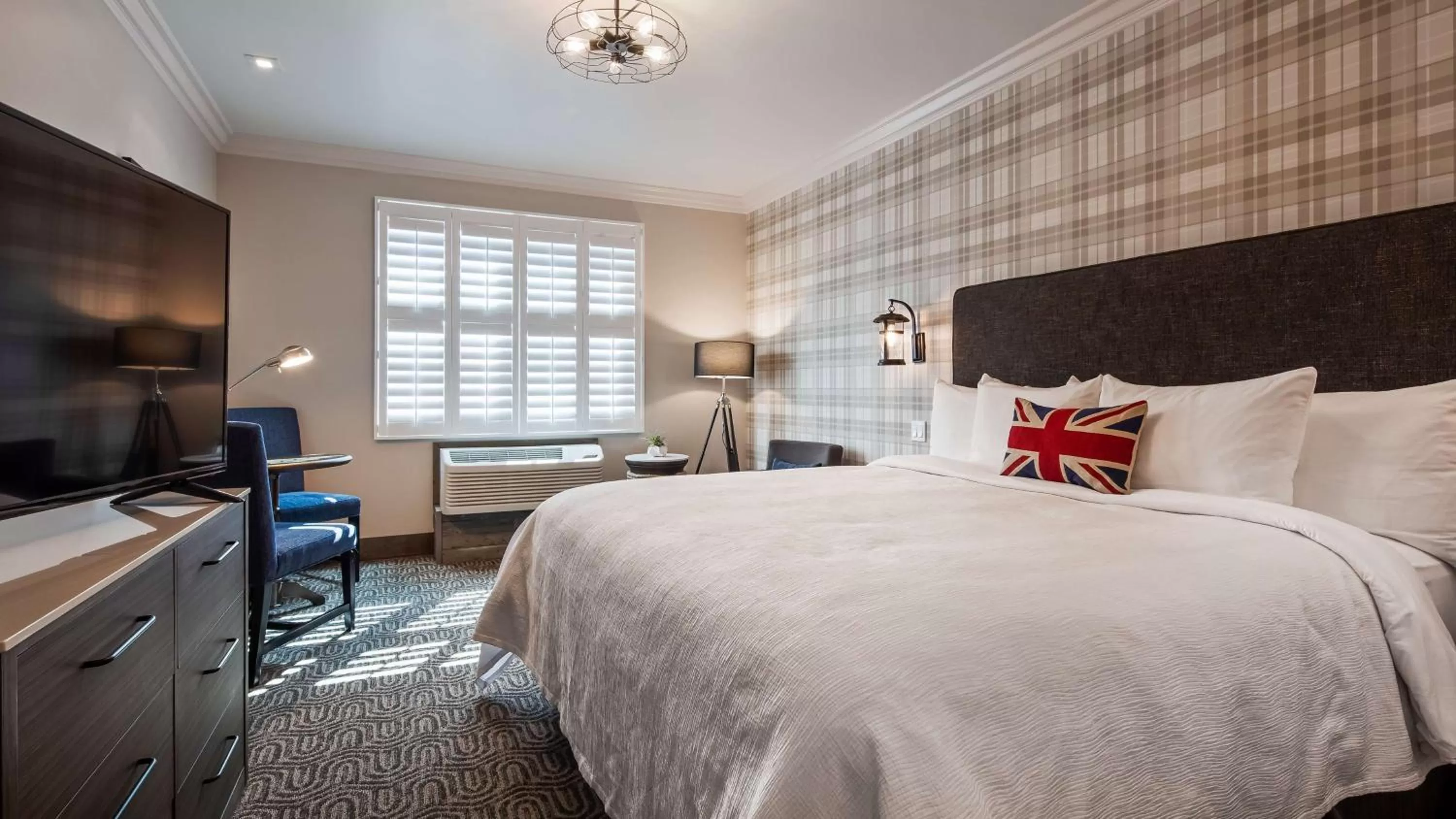 Photo of the whole room, Bed in Aristocrat Hotel, BW Signature Collection