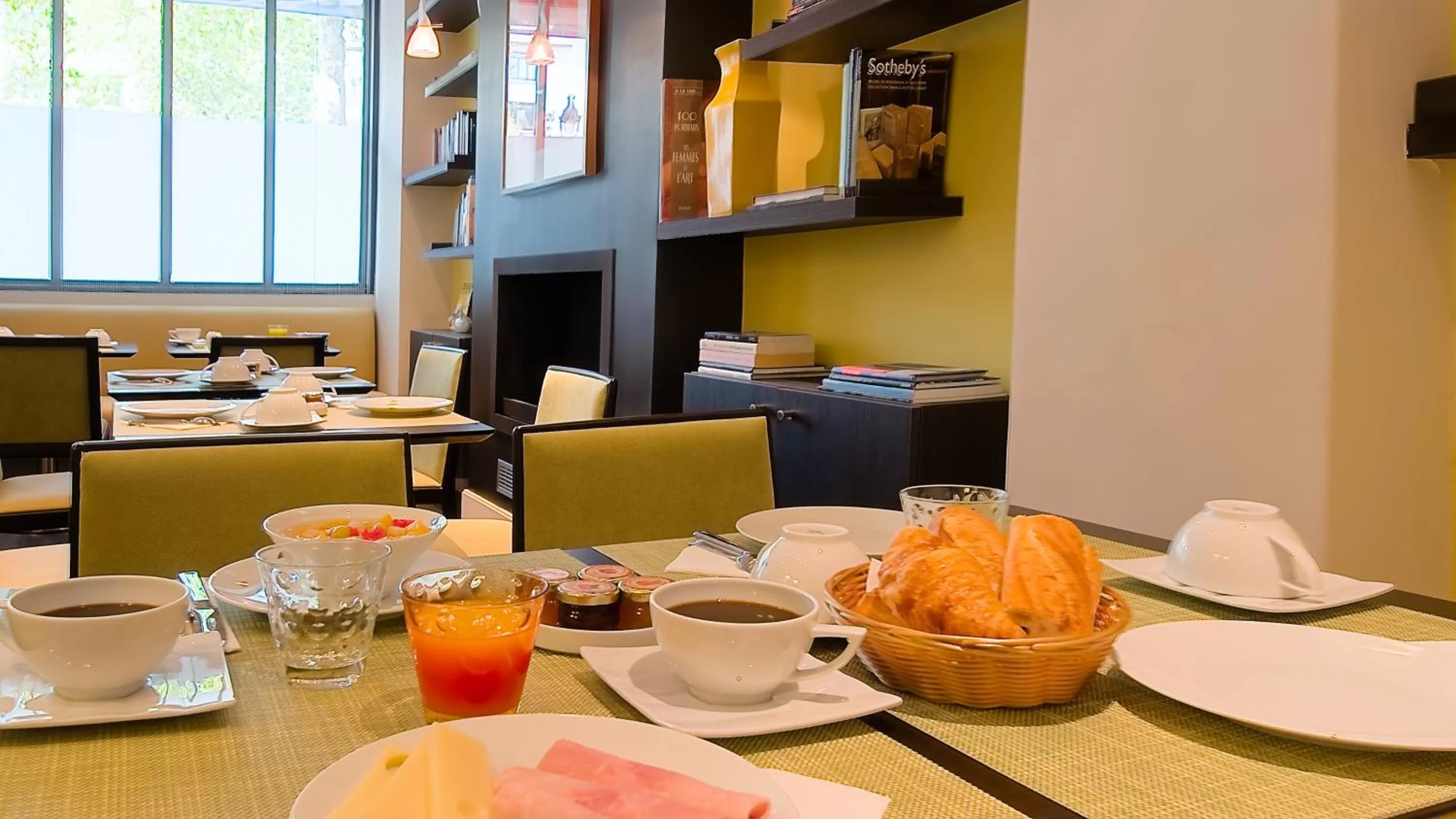 Restaurant/places to eat in Hôtel Marais Bastille