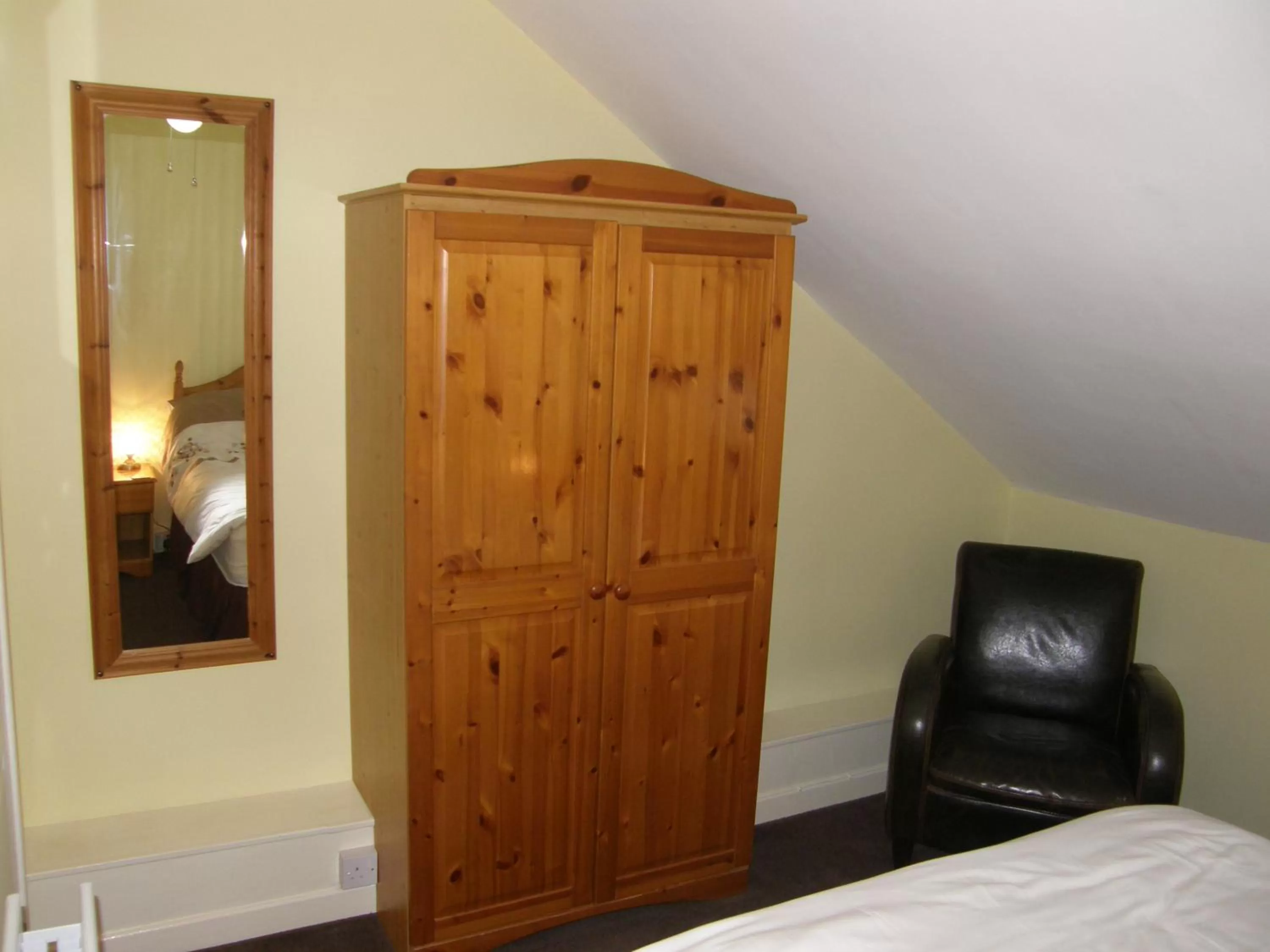 Single Room with Private Bathroom - single occupancy in Kingswinford Guest House with Free Parking