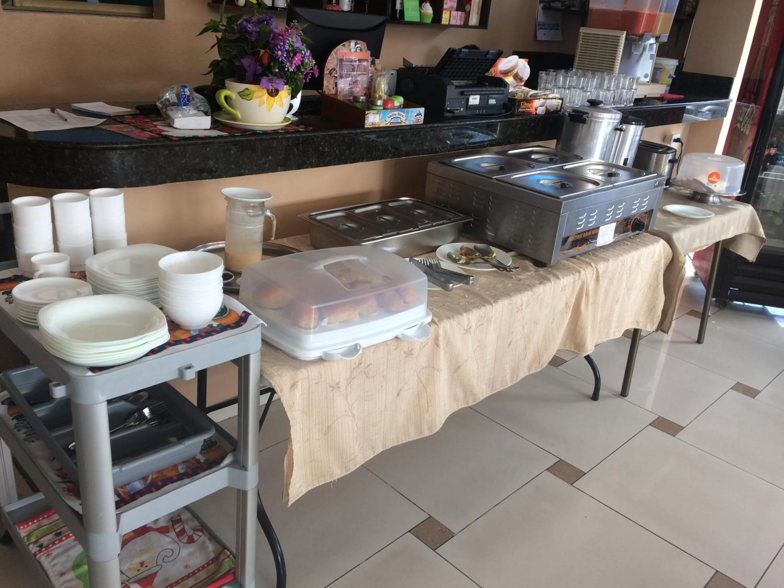 Restaurant/places to eat, Kitchen/Kitchenette in Hotel Garzota Inn