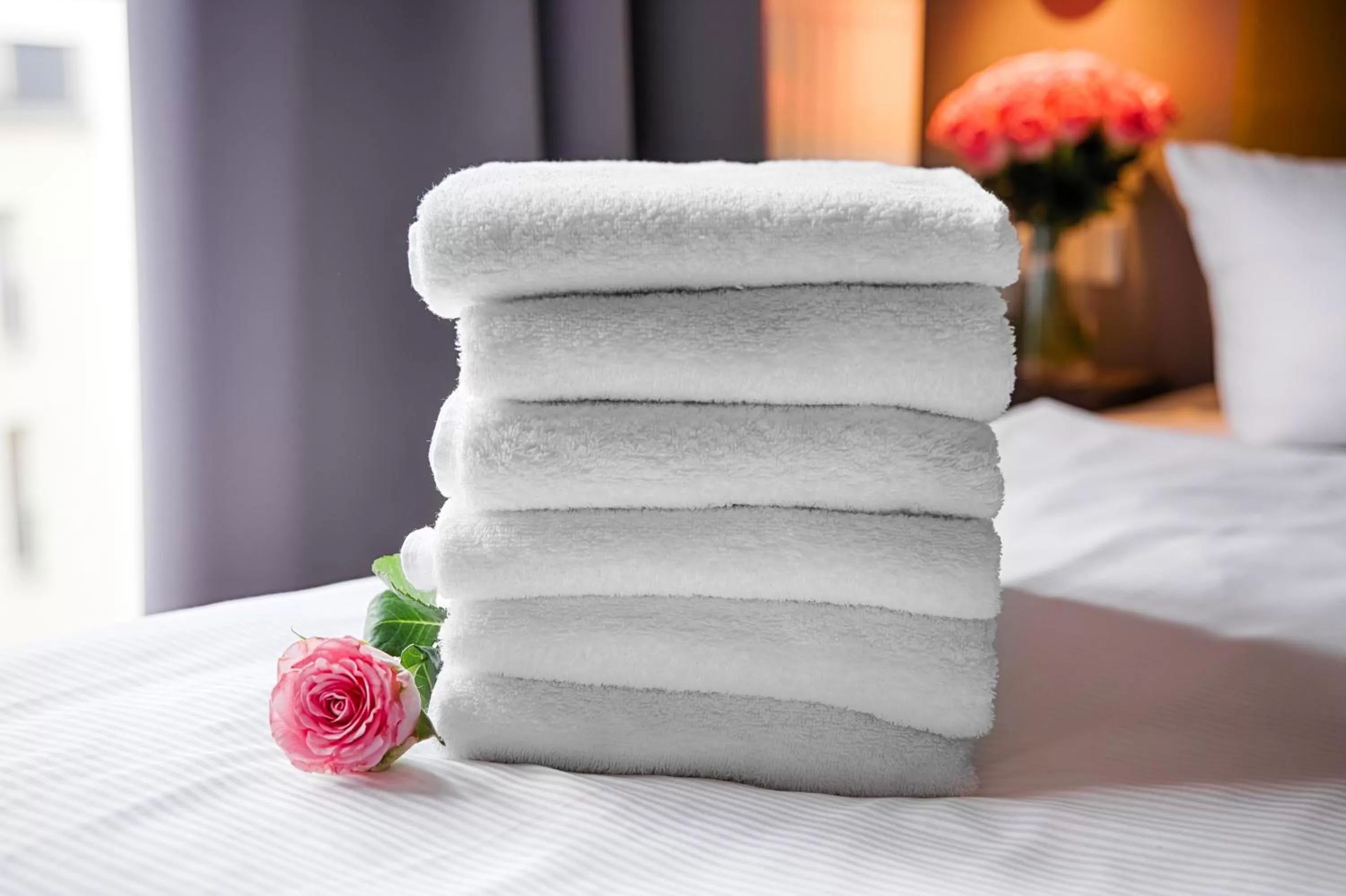 Bathroom, Bed in H+ Hotel 4Youth