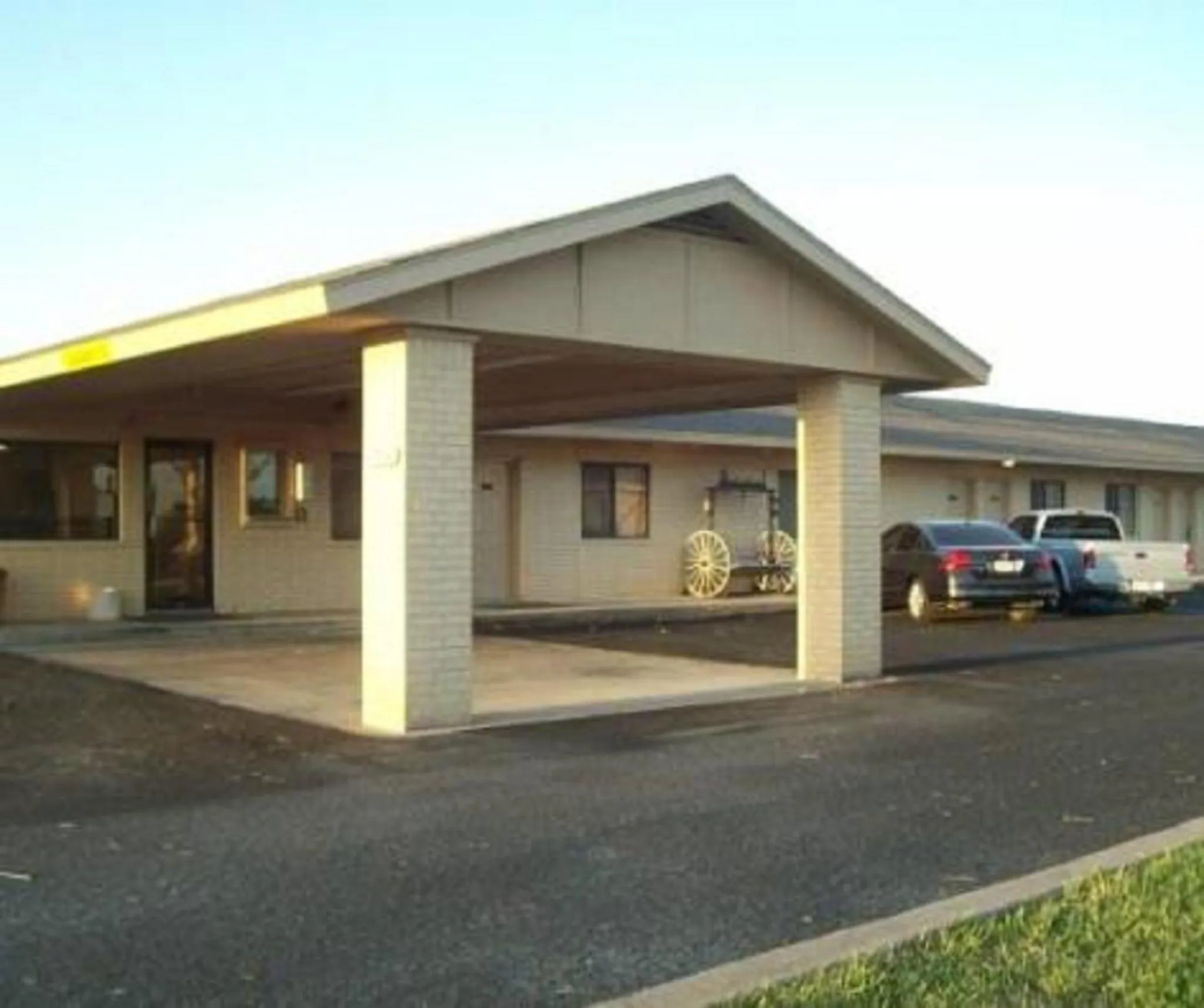 Property building in Hebbronville Executive Inn