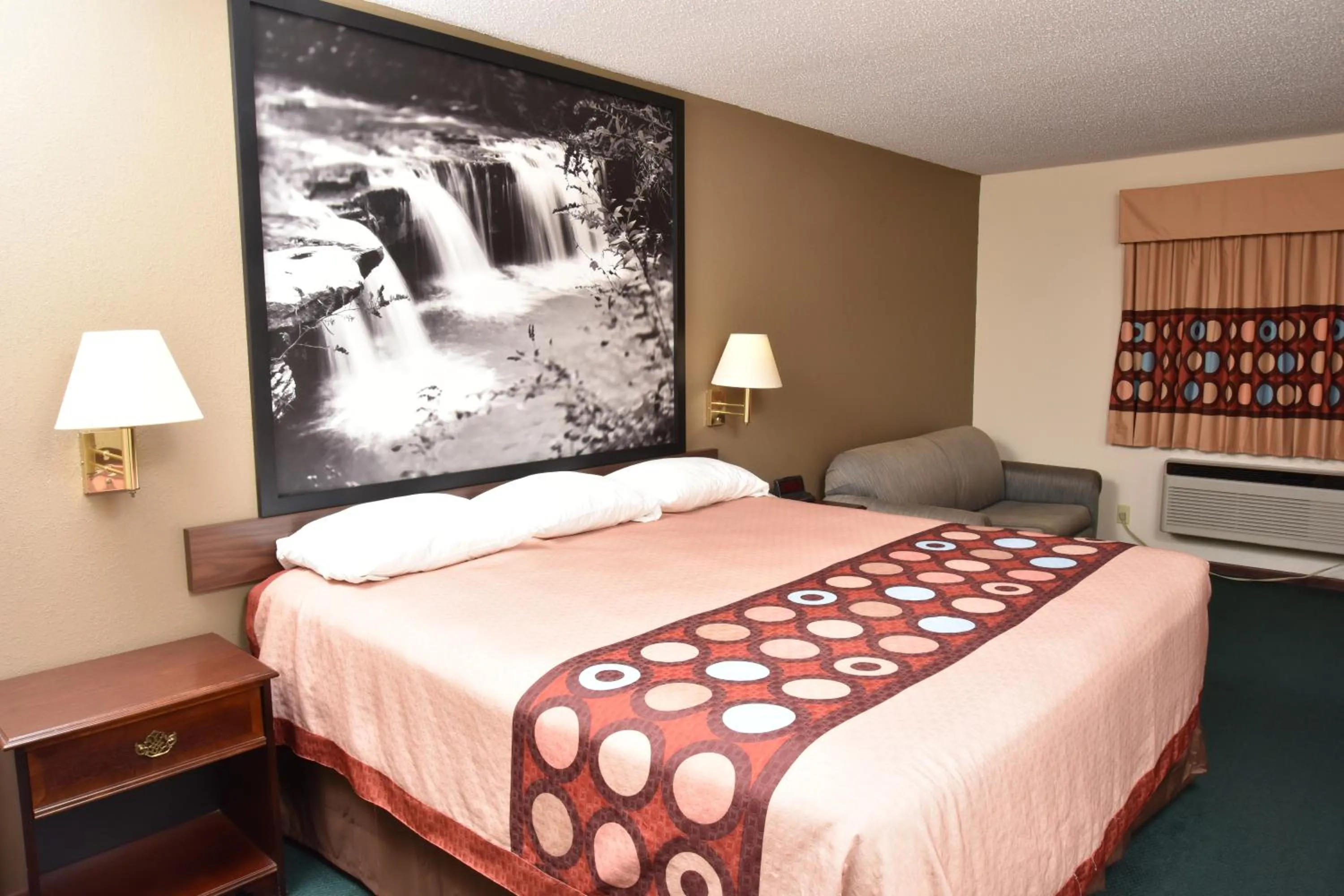 Bed in Super 8 by Wyndham Springfield-Battlefield