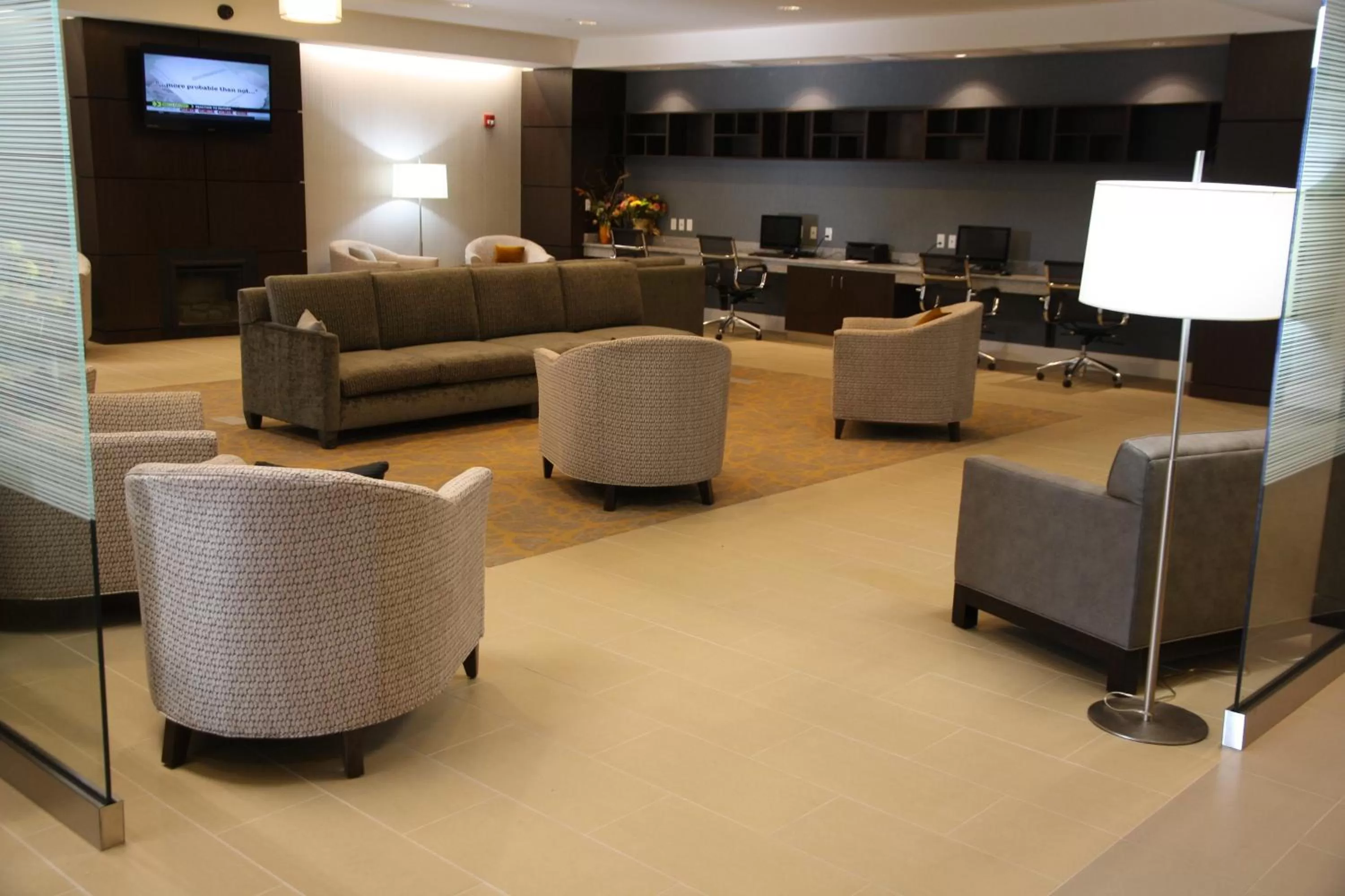 Communal lounge/ TV room in Wingate by Wyndham Niagara Falls