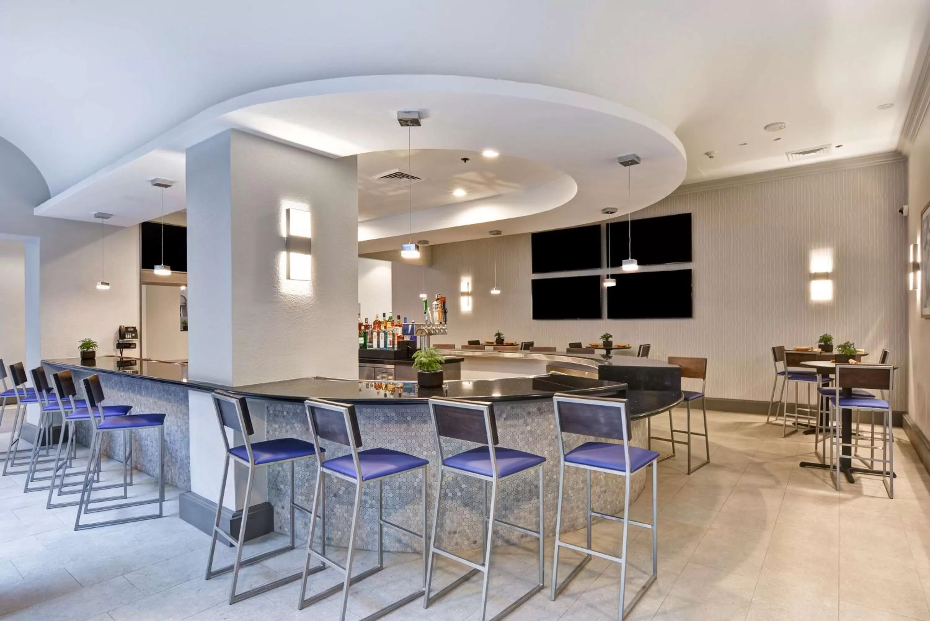 Lounge or bar in Embassy Suites by Hilton Miami International Airport