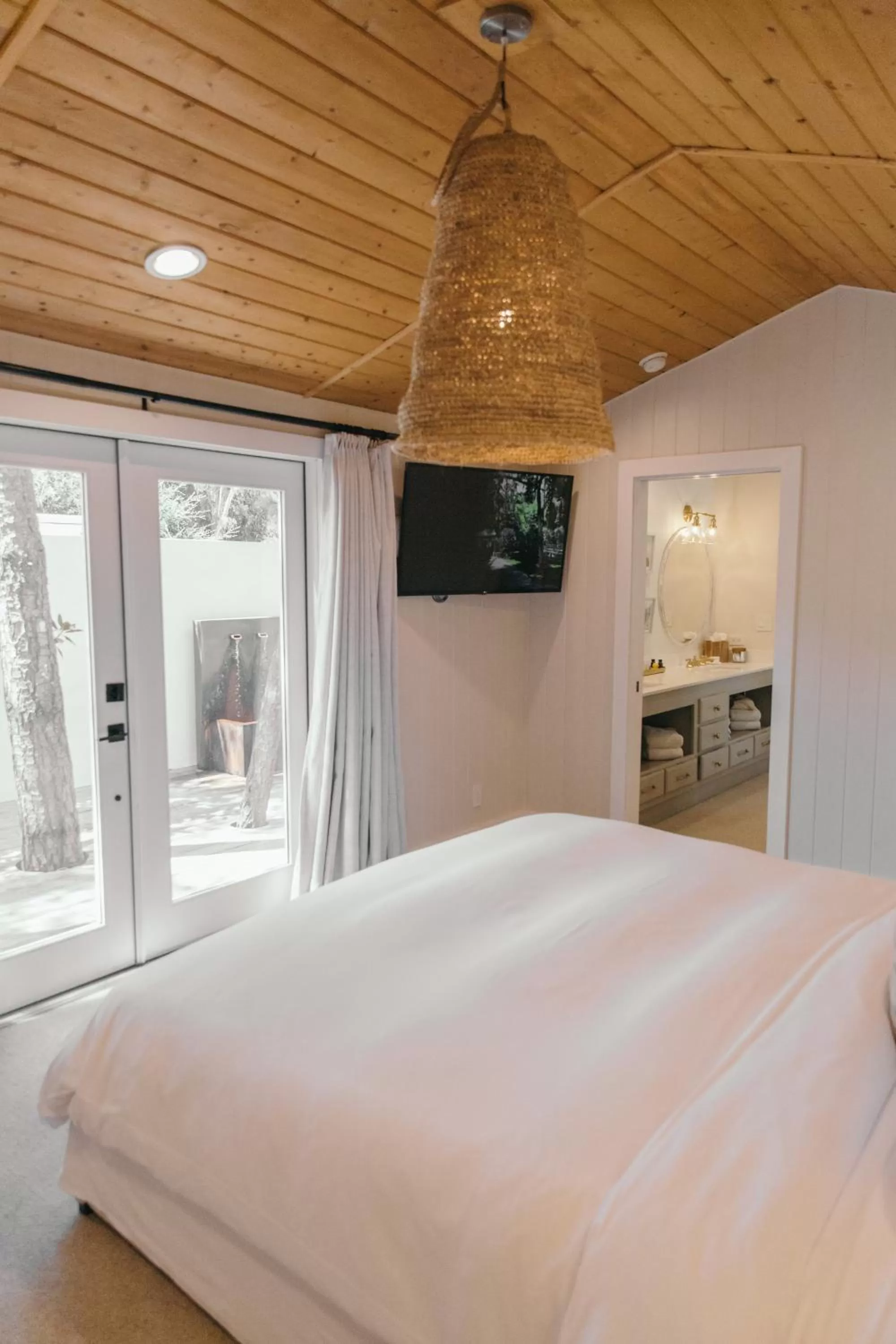 Bed in CALAMIGOS RANCH Resort & Spa