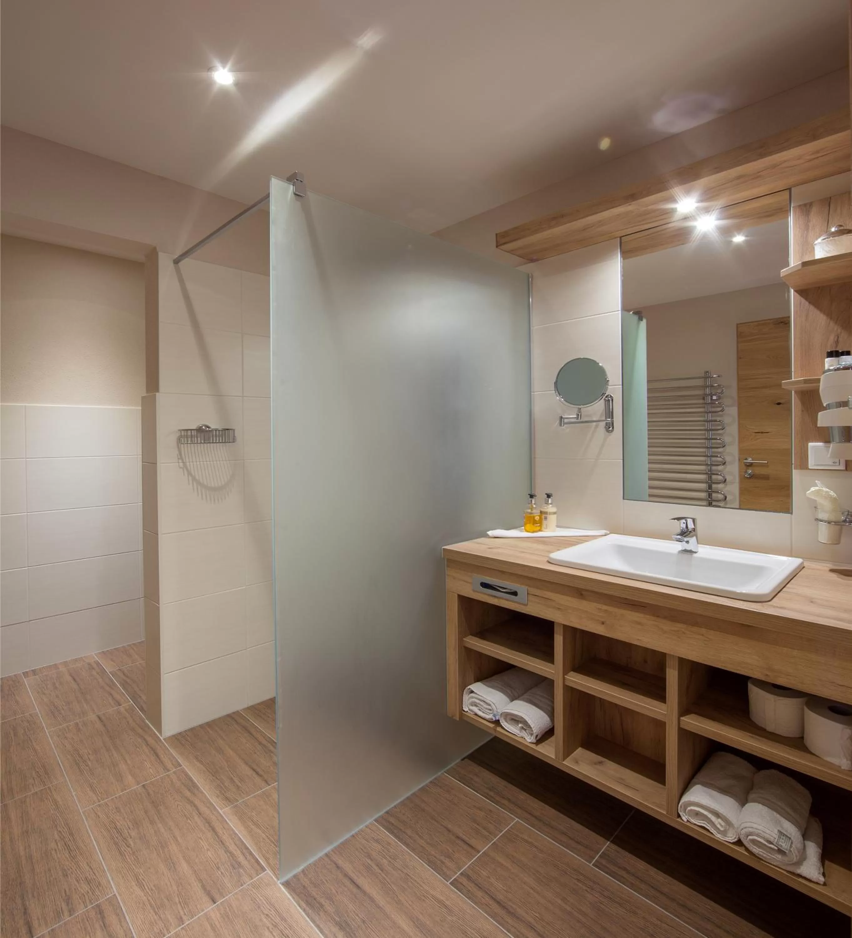 Shower, Bathroom in Panorama Hotel Gasthof Leidingerhof