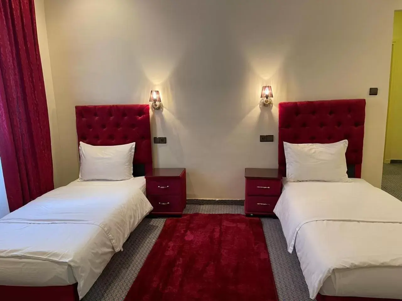 Double Room with Two Single Beds - single occupancy in Astoria Double Room with Two Single Beds - single occupancy in Astoria