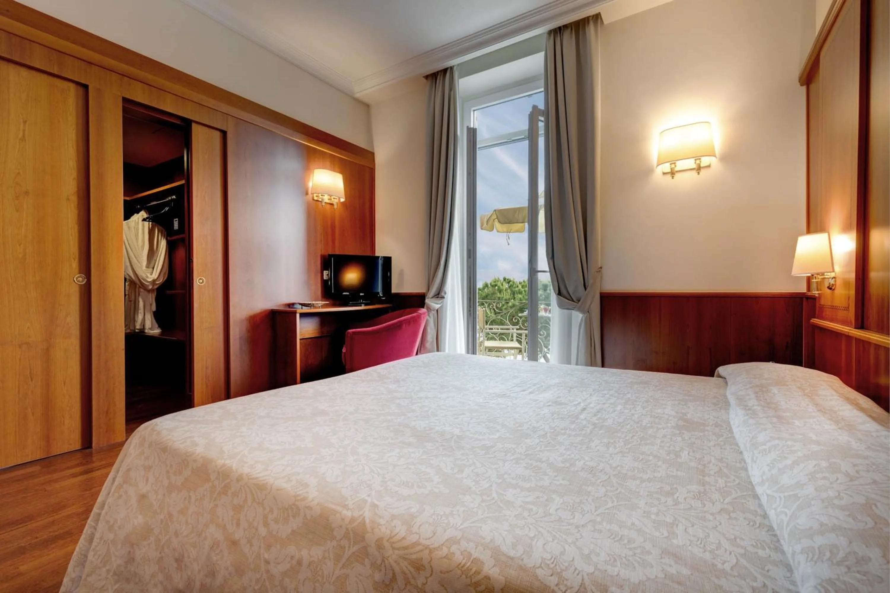 Bed in Hotel Continental