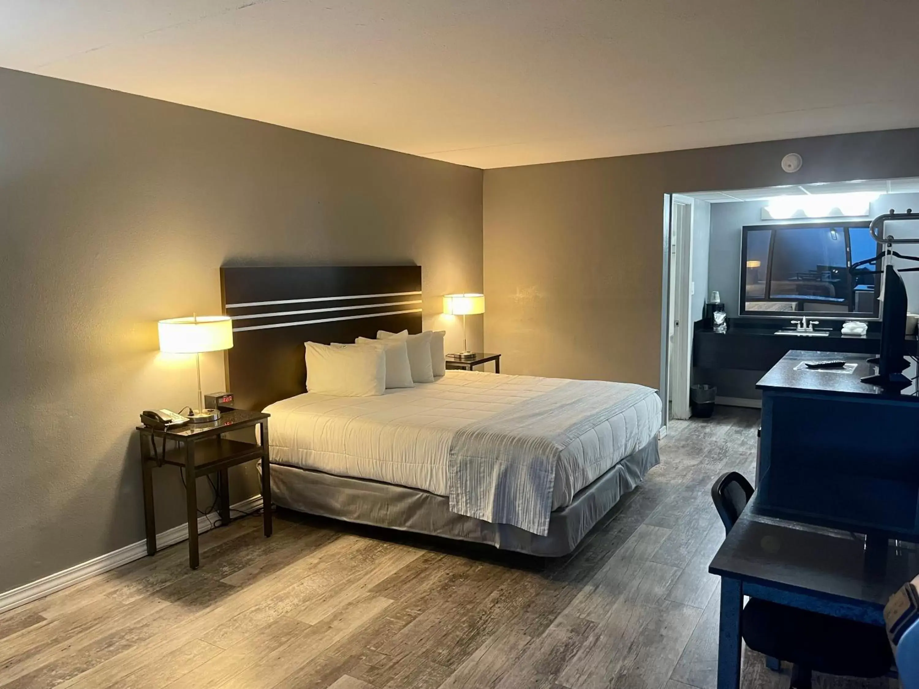 King Room with Pool View in Lake Norfork Resort King Room with Pool View in Lake Norfork Resort