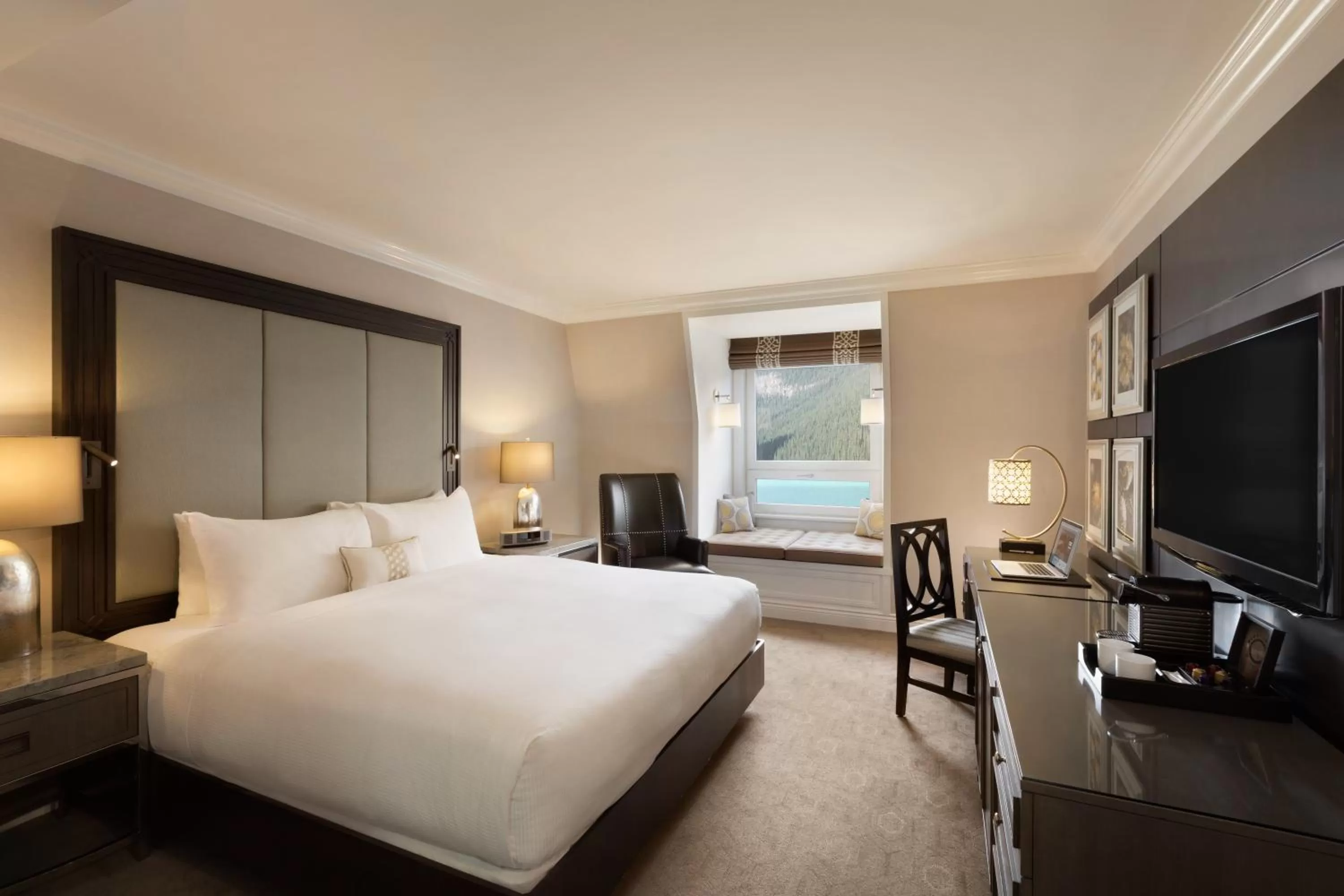 Lake view, Bed in Fairmont Château Lake Louise