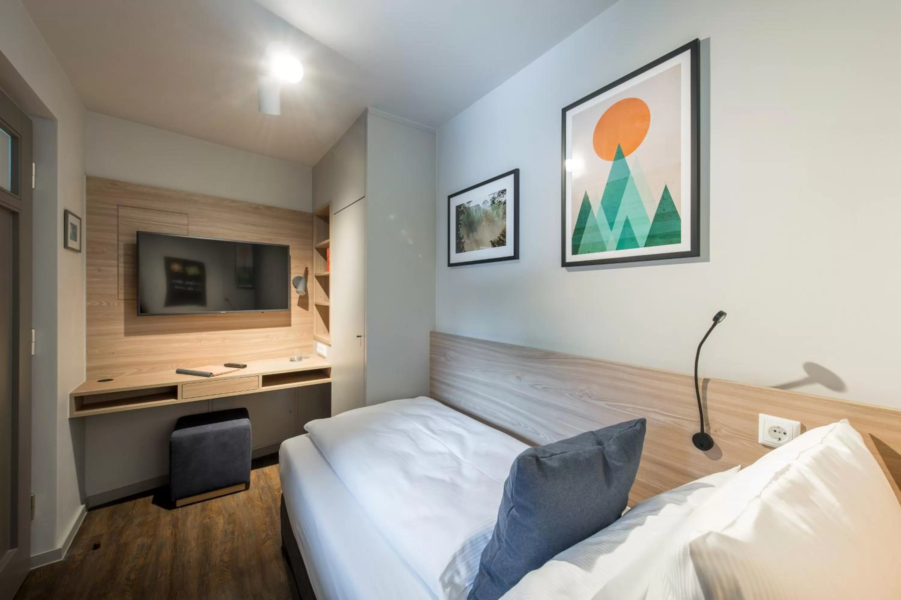 Photo of the whole room, Bed in stattHotel Weimar