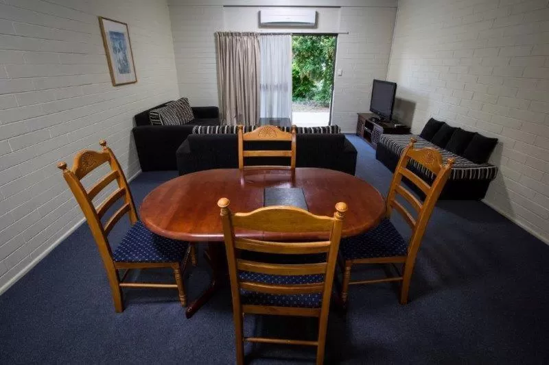 Photo of the whole room, Dining Area in Emerald Gardens Motel & Apartments