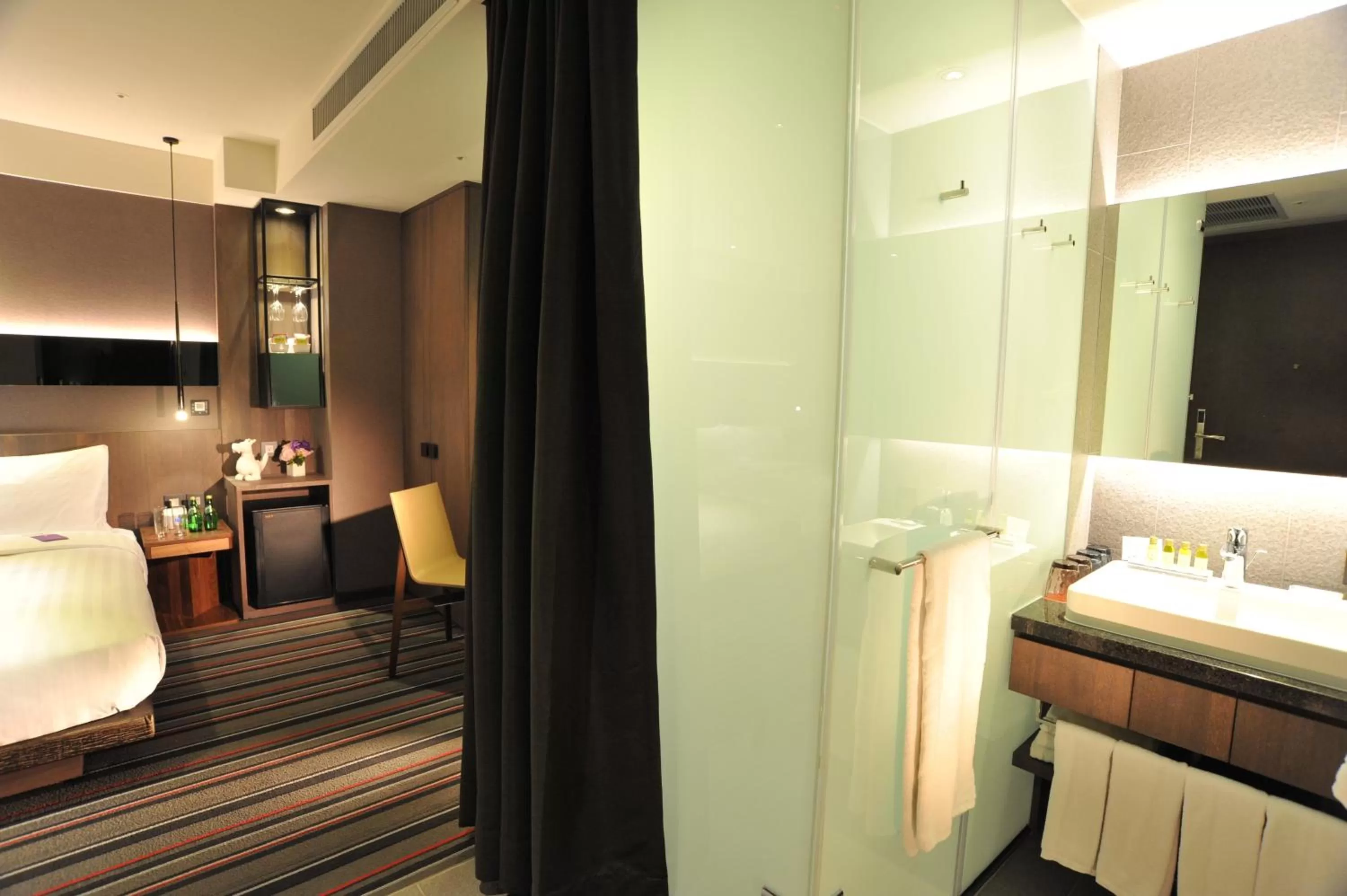 Bathroom, Bed in WESTGATE Hotel