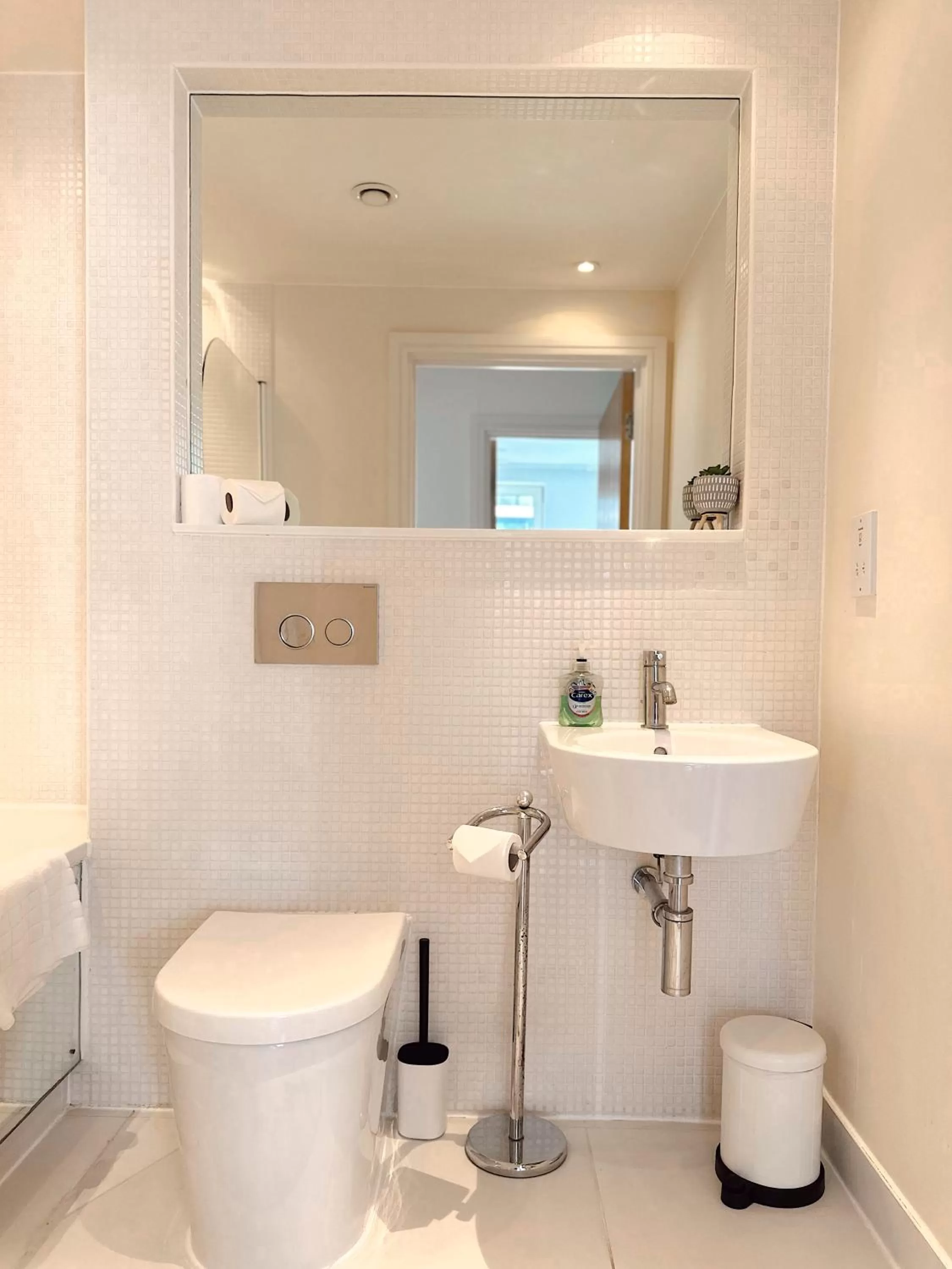 Toilet in Canary Wharf - Luxury Apartments