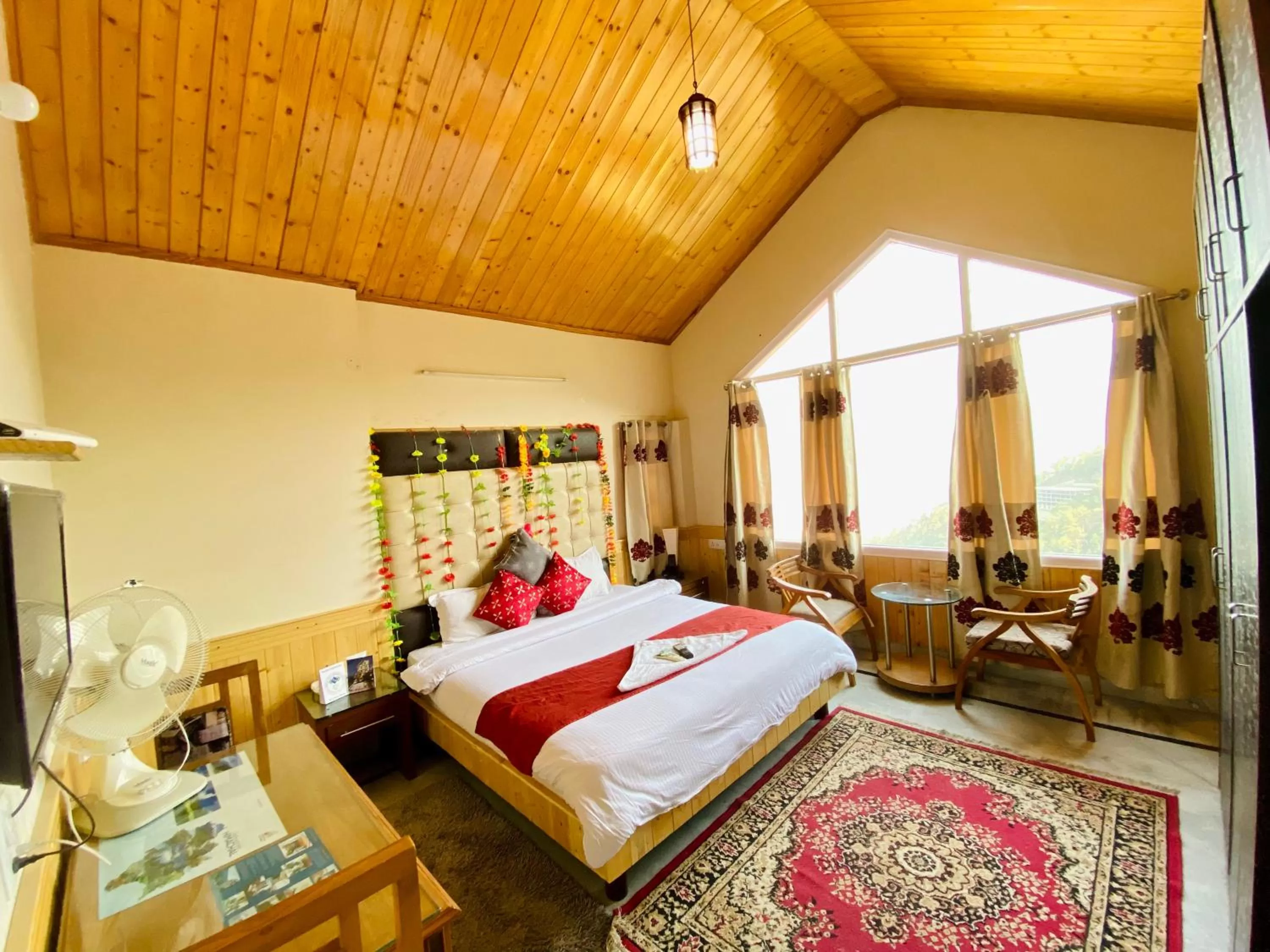 TV and multimedia, Bed in Sai Cottage Shimla