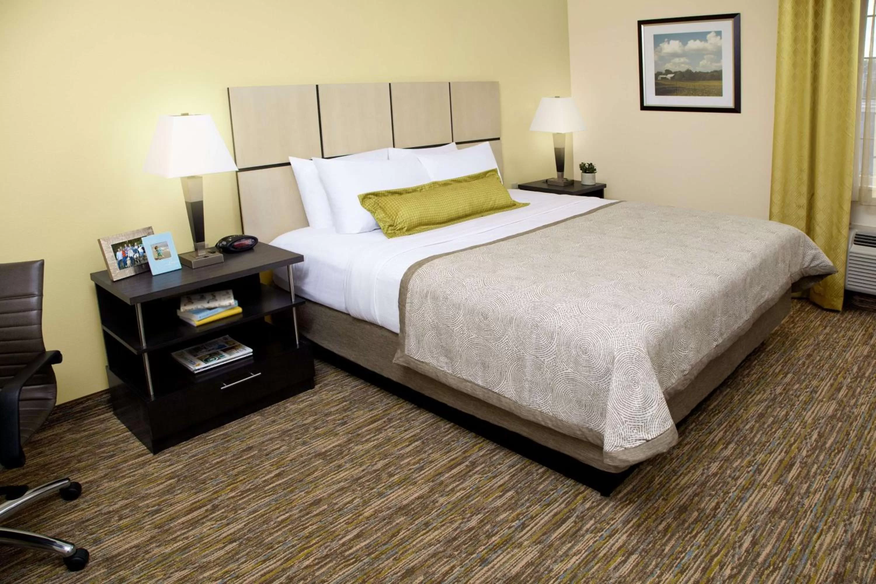 One-Bedroom Queen Suite with Roll-In Shower - Mobility Accessible in Sonesta Simply Suites Fort Worth