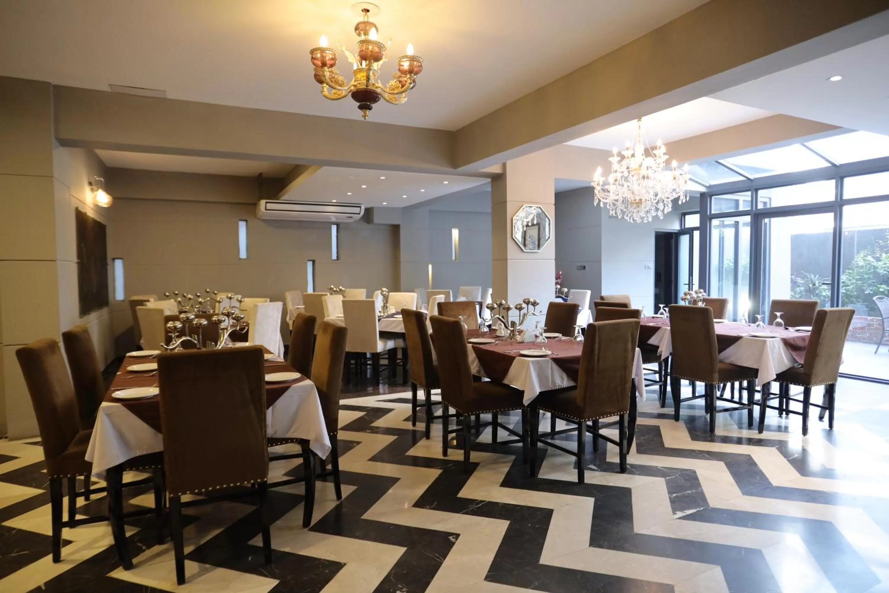 Restaurant/places to eat in The Elite Residence Dhaka