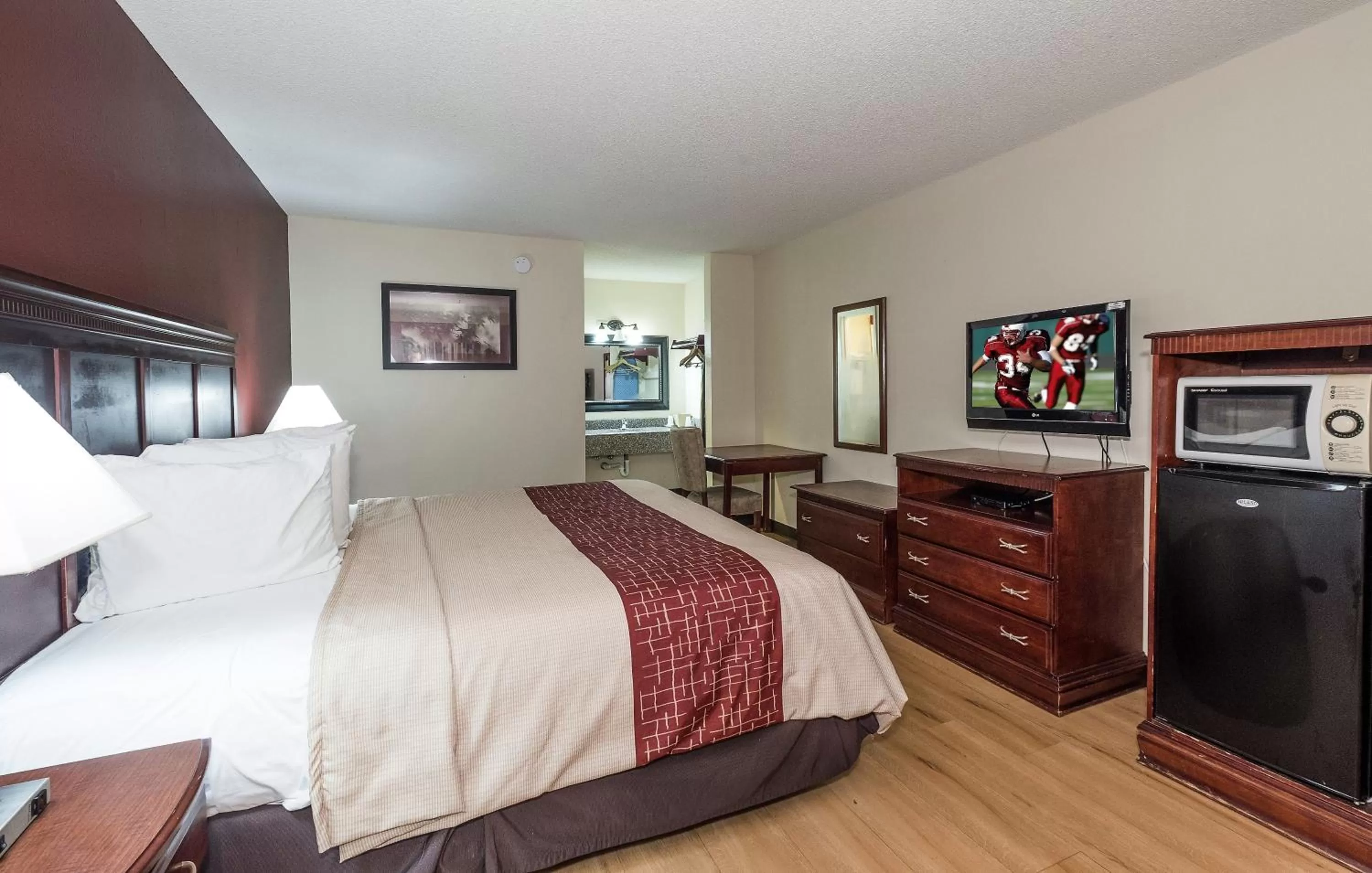 Photo of the whole room, Bed in Red Roof Inn Chipley