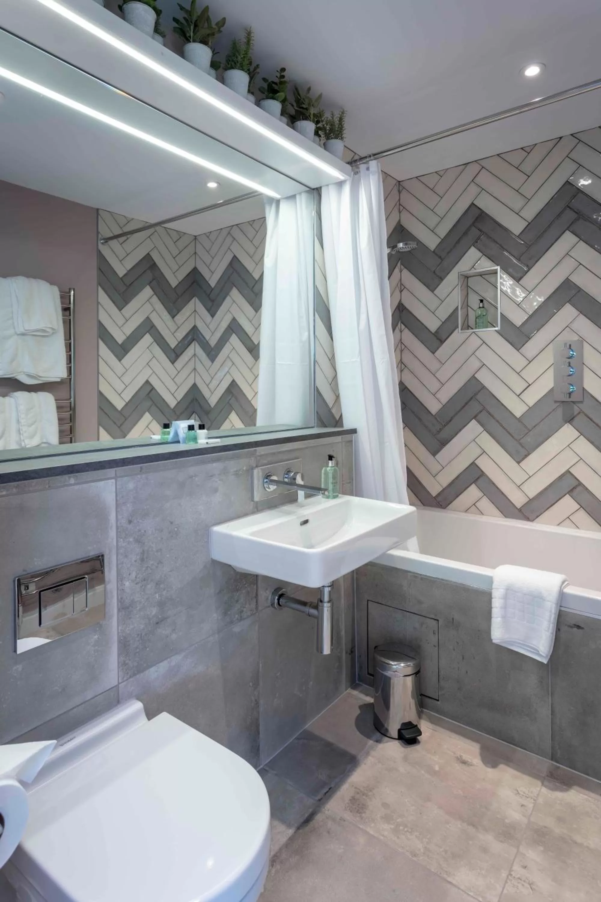 Shower in Park Farm Hotel