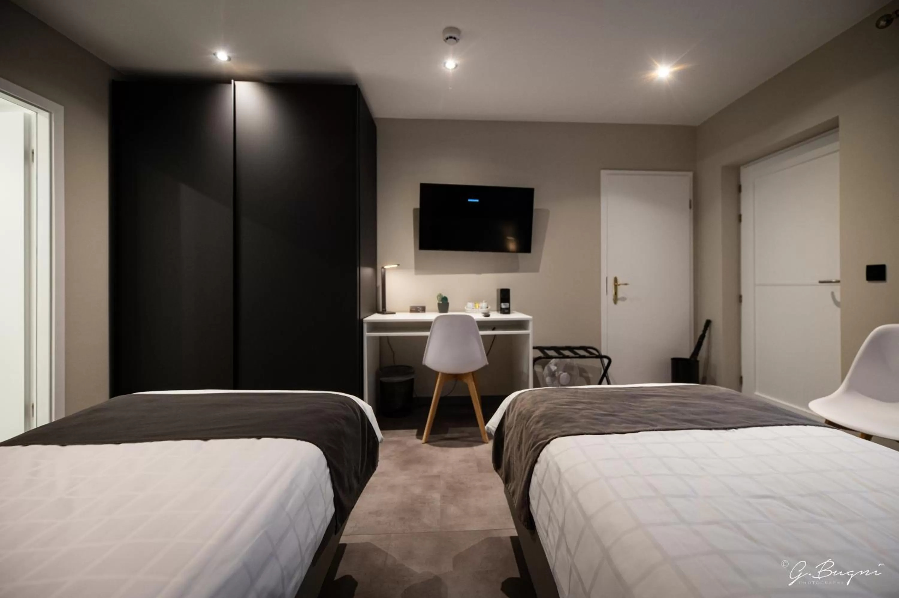 Bed in La Reine Hôtel & Restaurant