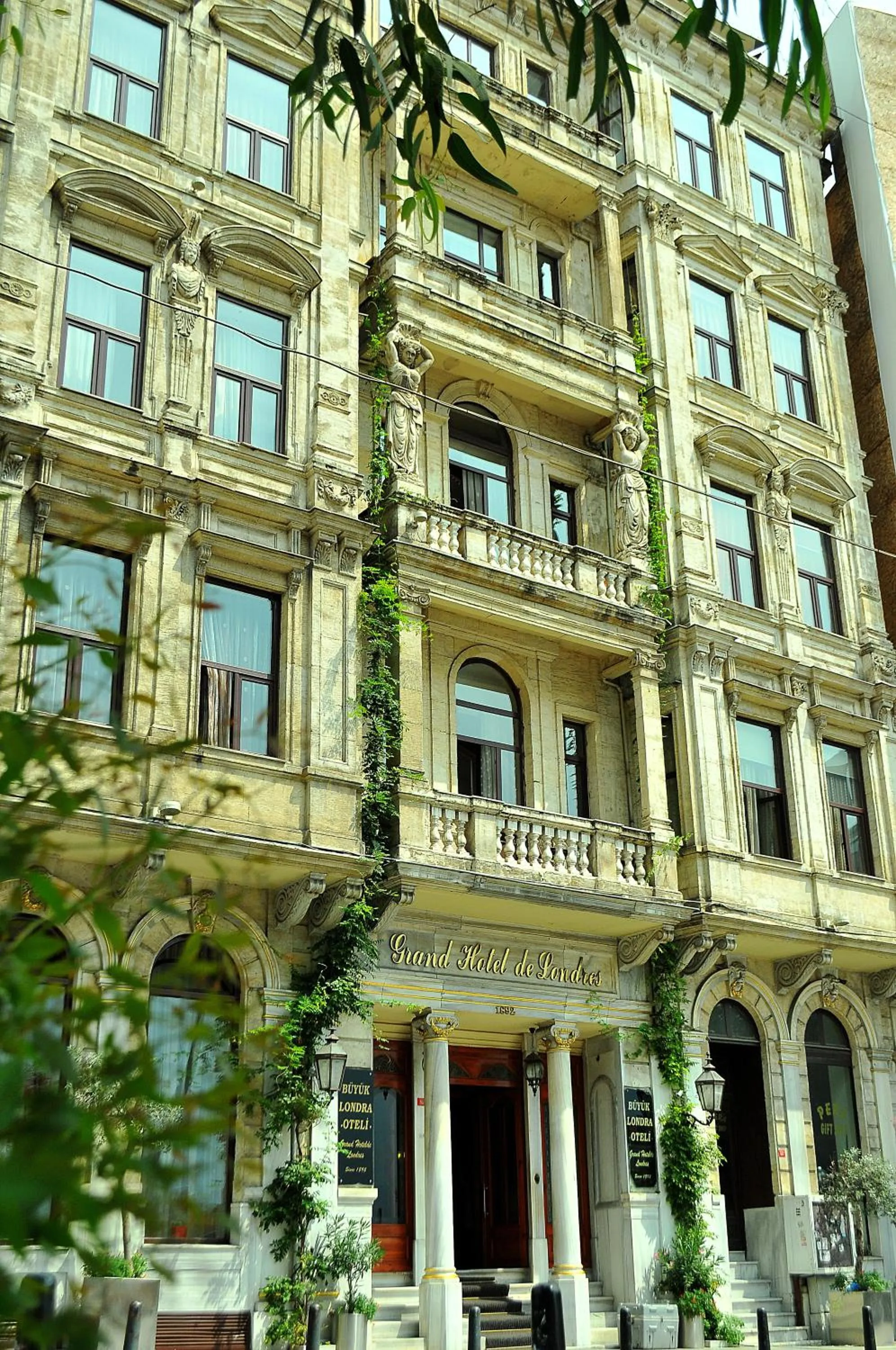 Facade/entrance in Grand Hotel de Londres