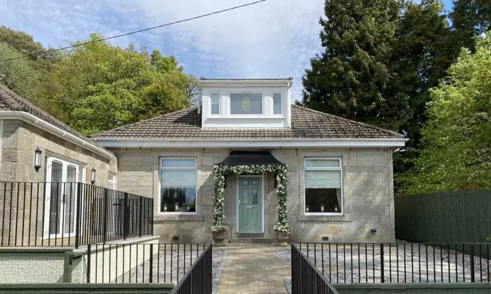 Three-Bedroom Cottage in Crossbasket Castle, Hotel & Restaurant Three-Bedroom Cottage in Crossbasket Castle, Hotel & Restaurant