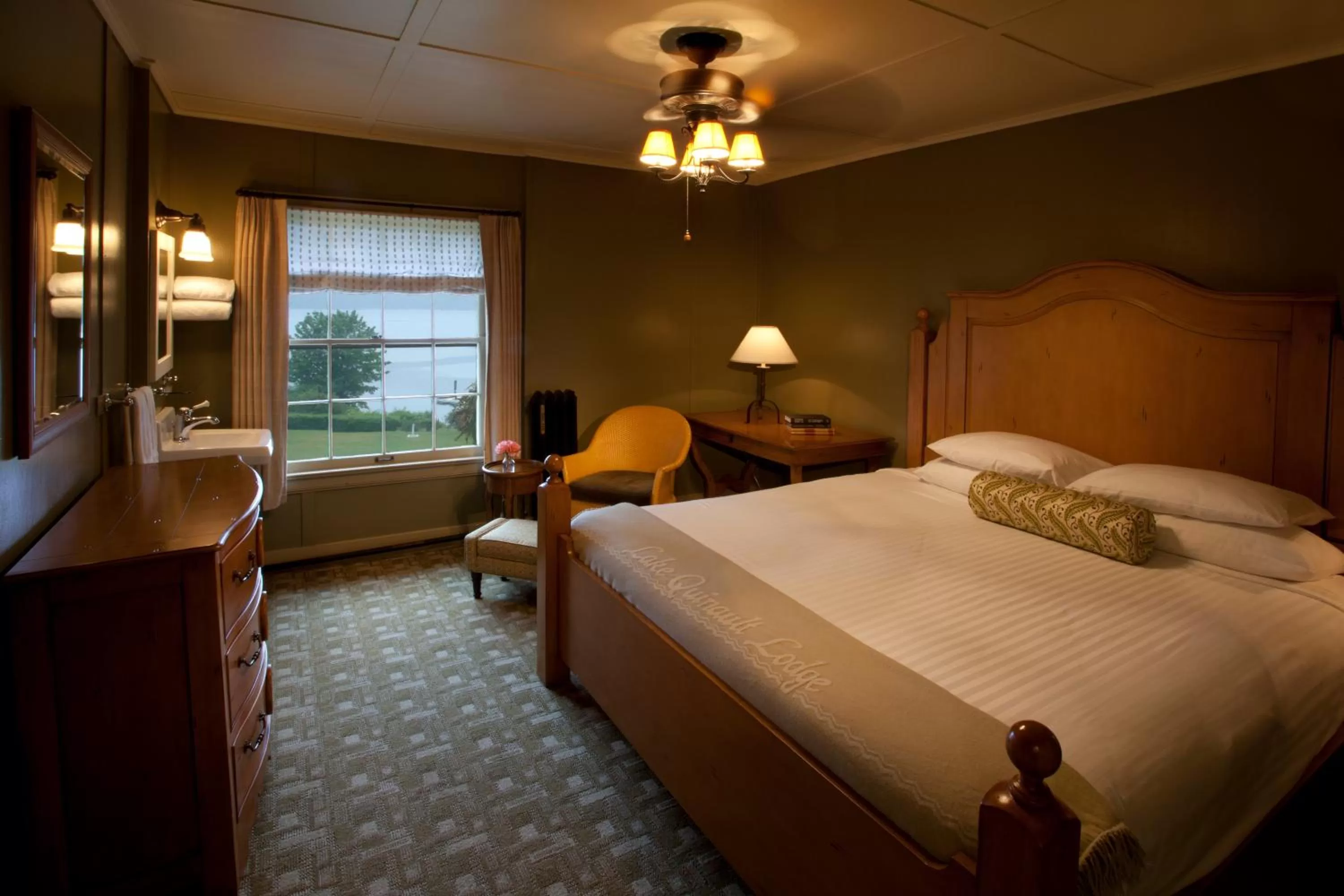 Bedroom, Bed in Lake Quinault Lodge