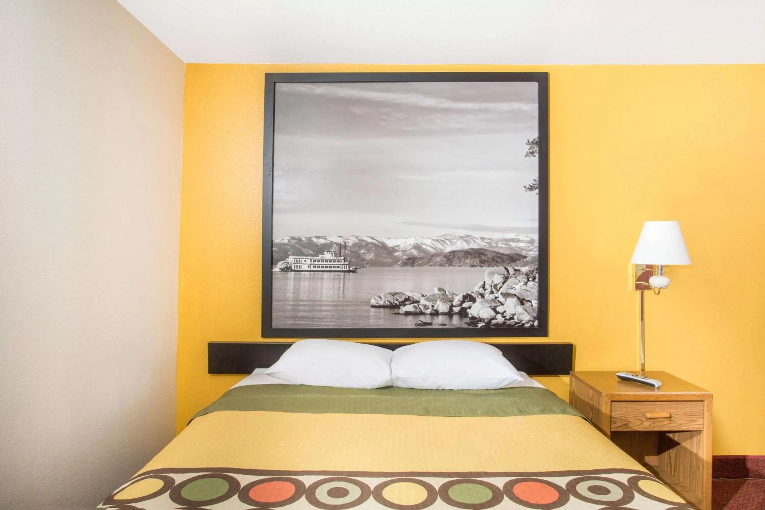 Photo of the whole room, Bed in Super 8 by Wyndham Elko